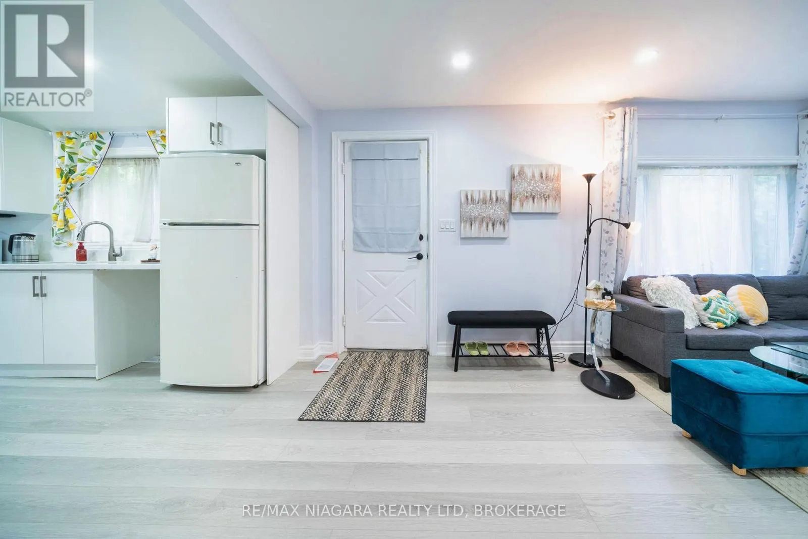 402 THE QUEENSWAY SOUTH