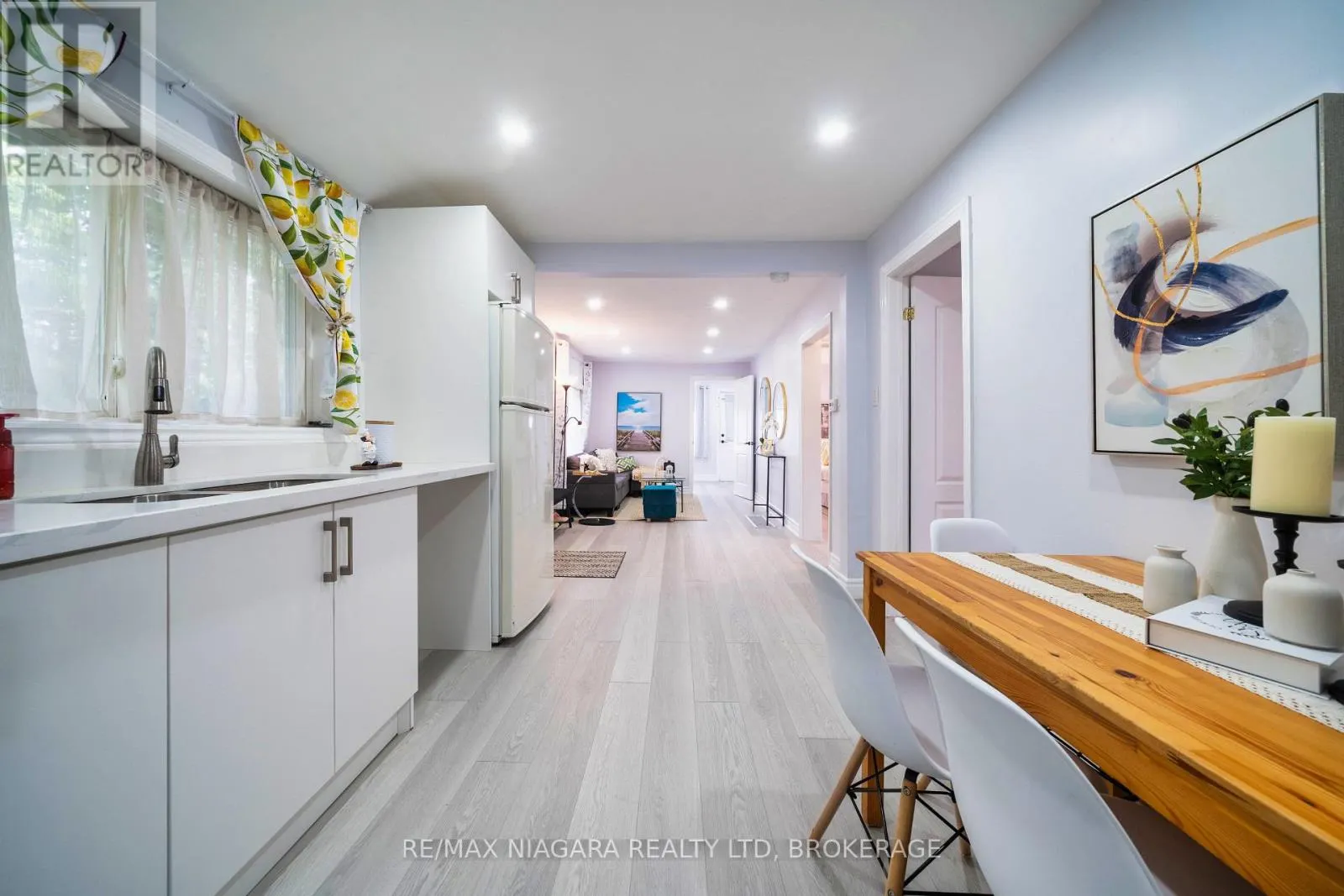 402 THE QUEENSWAY SOUTH