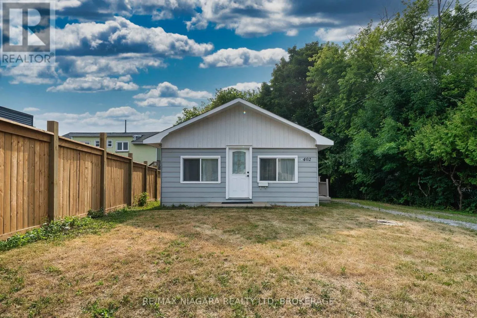 402 THE QUEENSWAY SOUTH