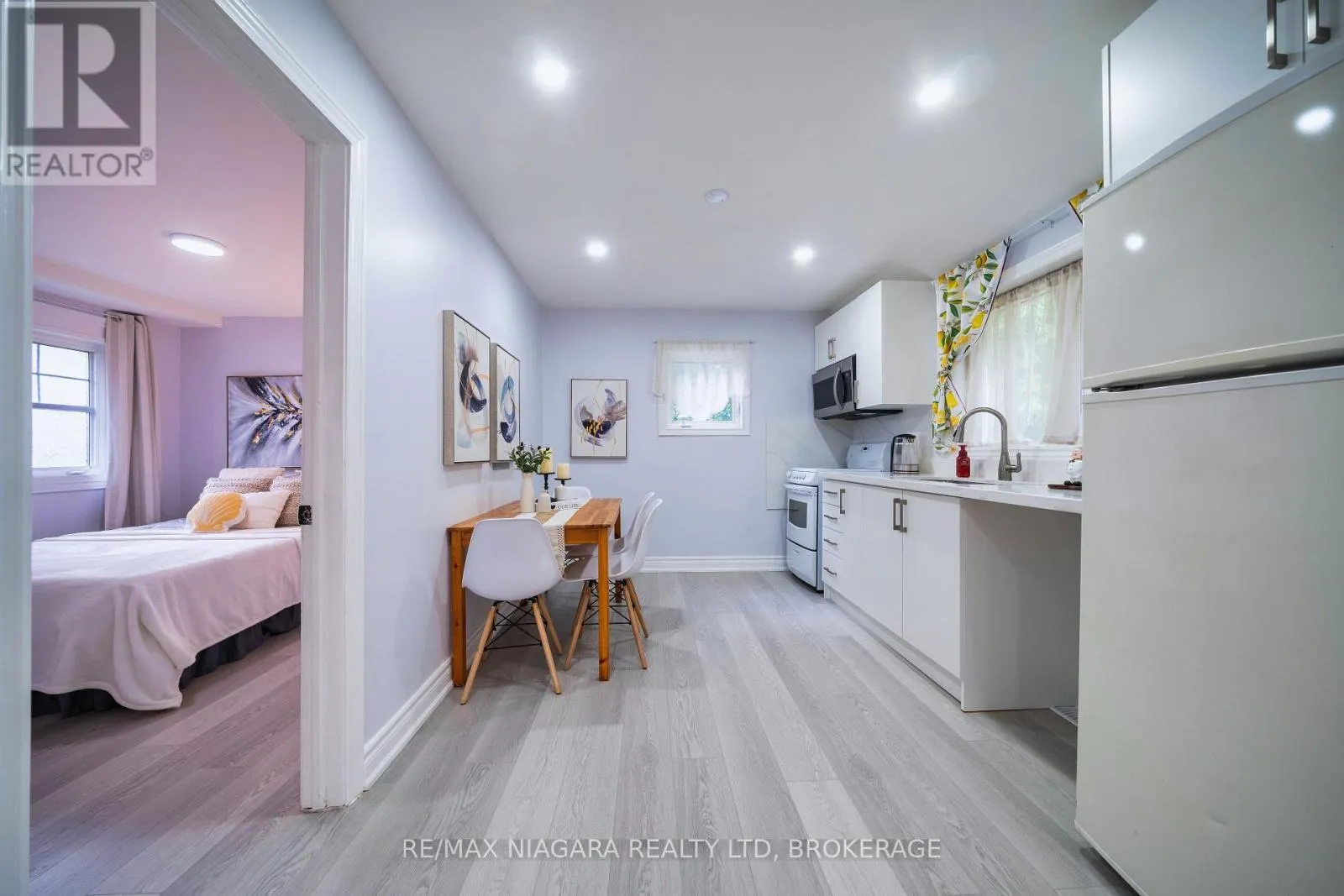 402 THE QUEENSWAY SOUTH