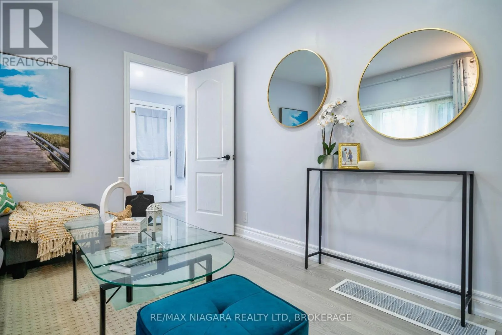 402 THE QUEENSWAY SOUTH