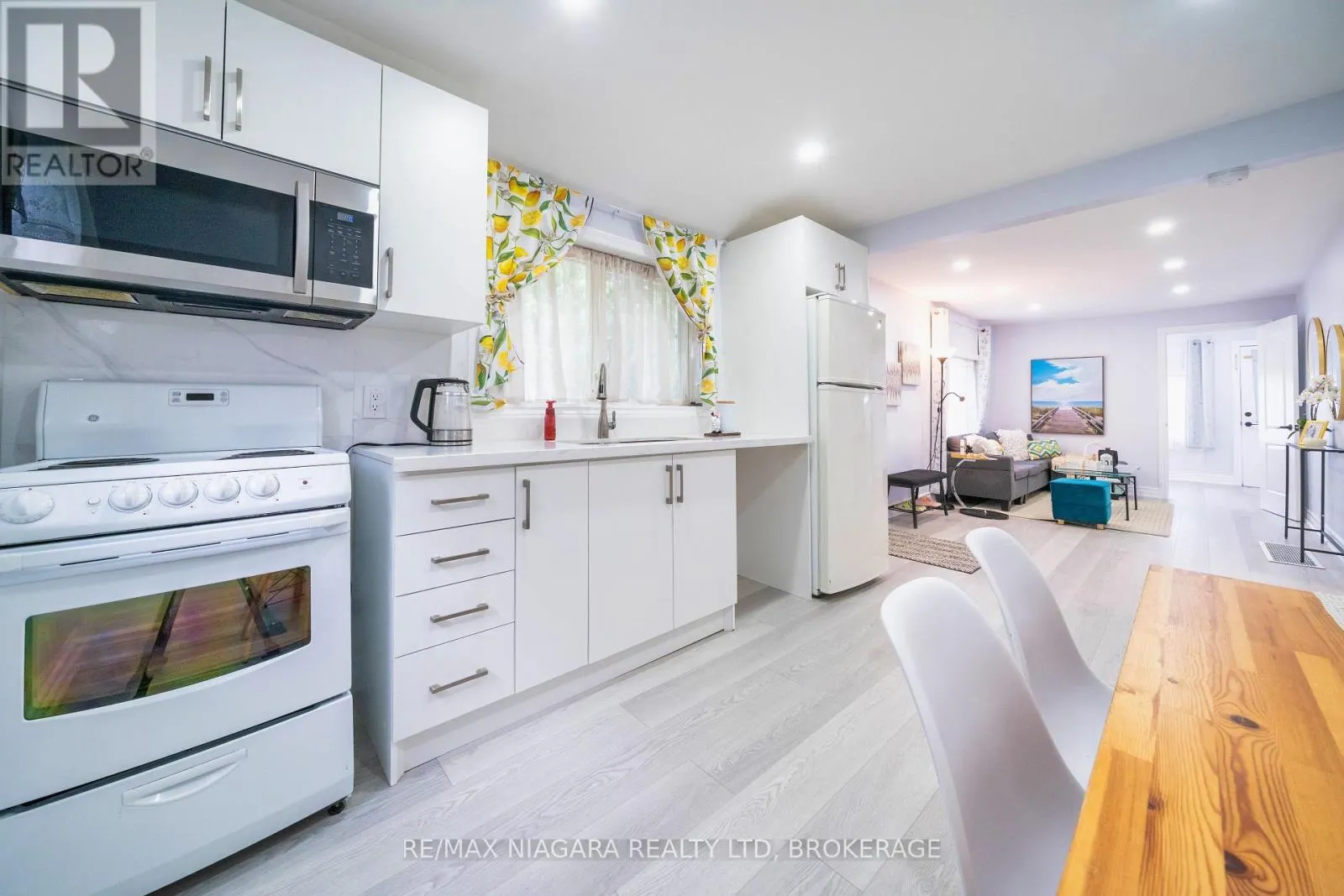402 THE QUEENSWAY SOUTH