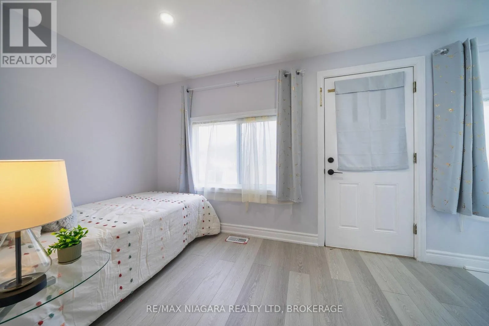402 THE QUEENSWAY SOUTH
