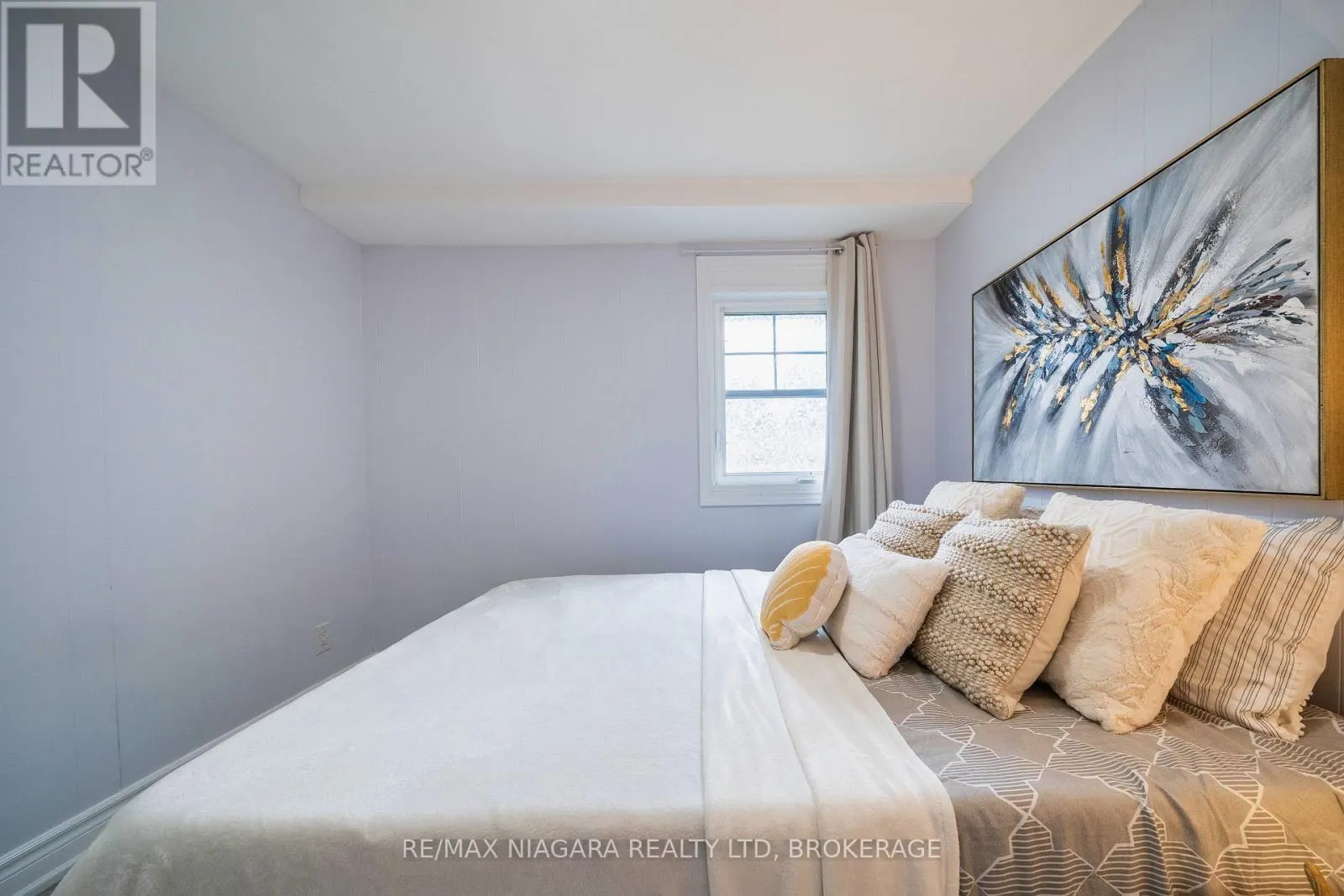 402 THE QUEENSWAY SOUTH