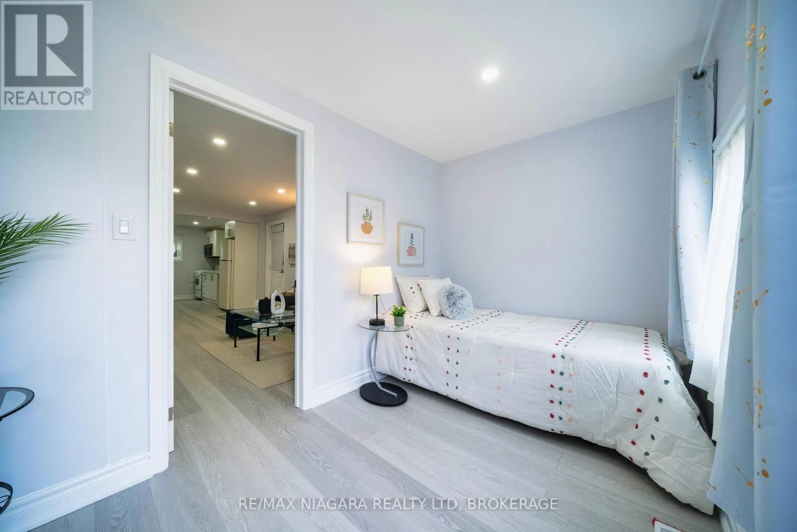 402 THE QUEENSWAY SOUTH