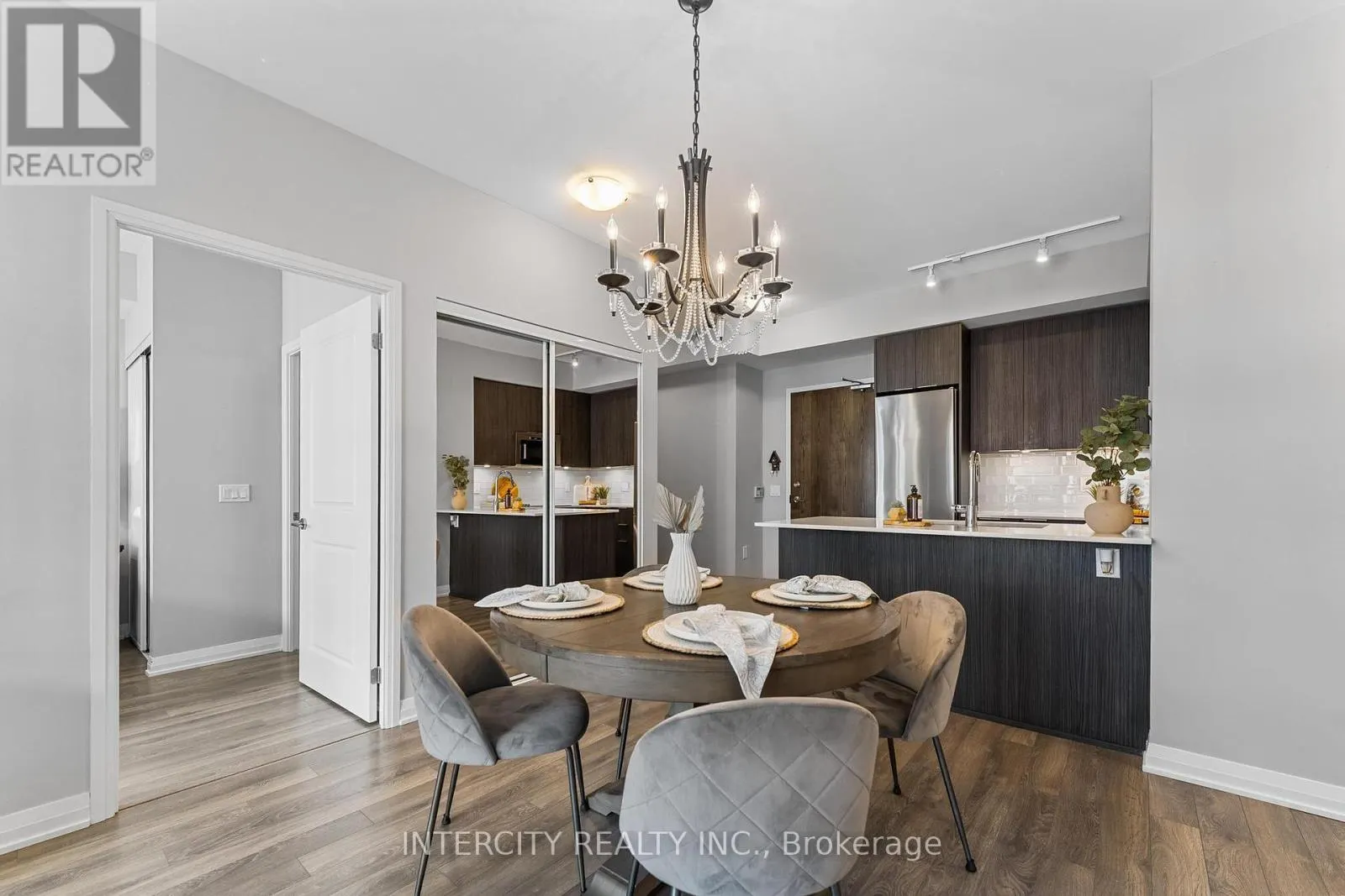 627 - 99 EAGLE ROCK WAY