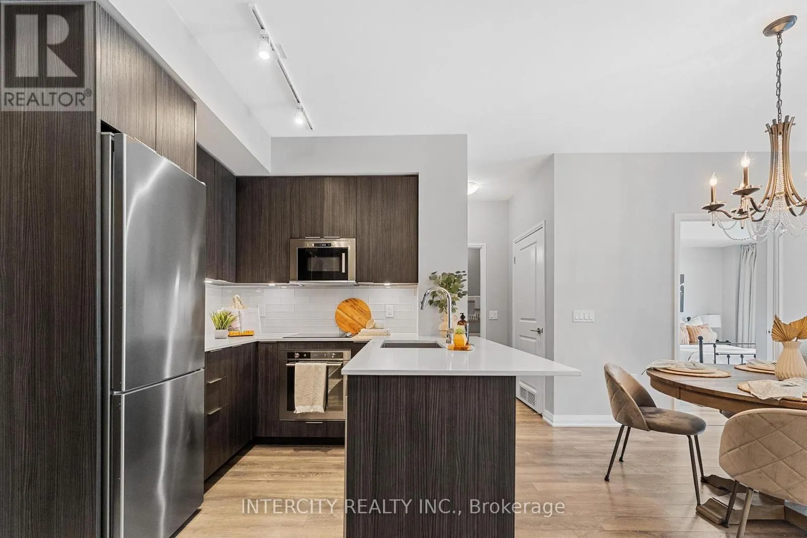 627 - 99 EAGLE ROCK WAY
