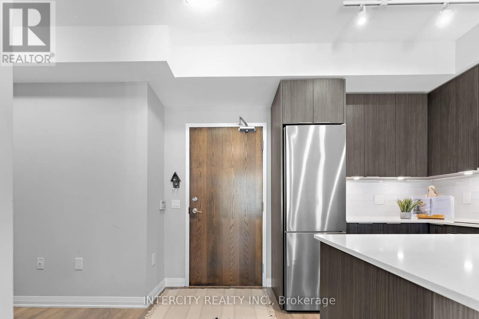 627 - 99 EAGLE ROCK WAY