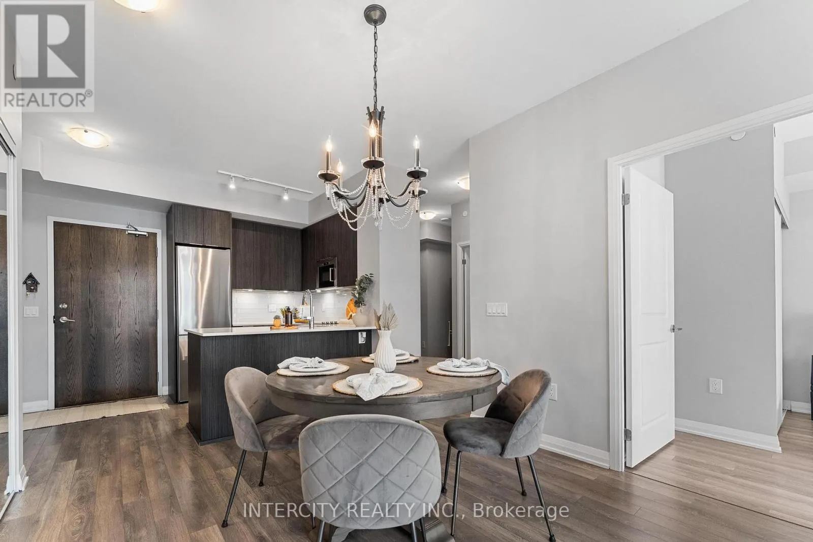 627 - 99 EAGLE ROCK WAY