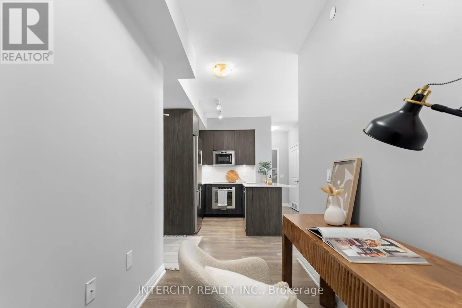 627 - 99 EAGLE ROCK WAY