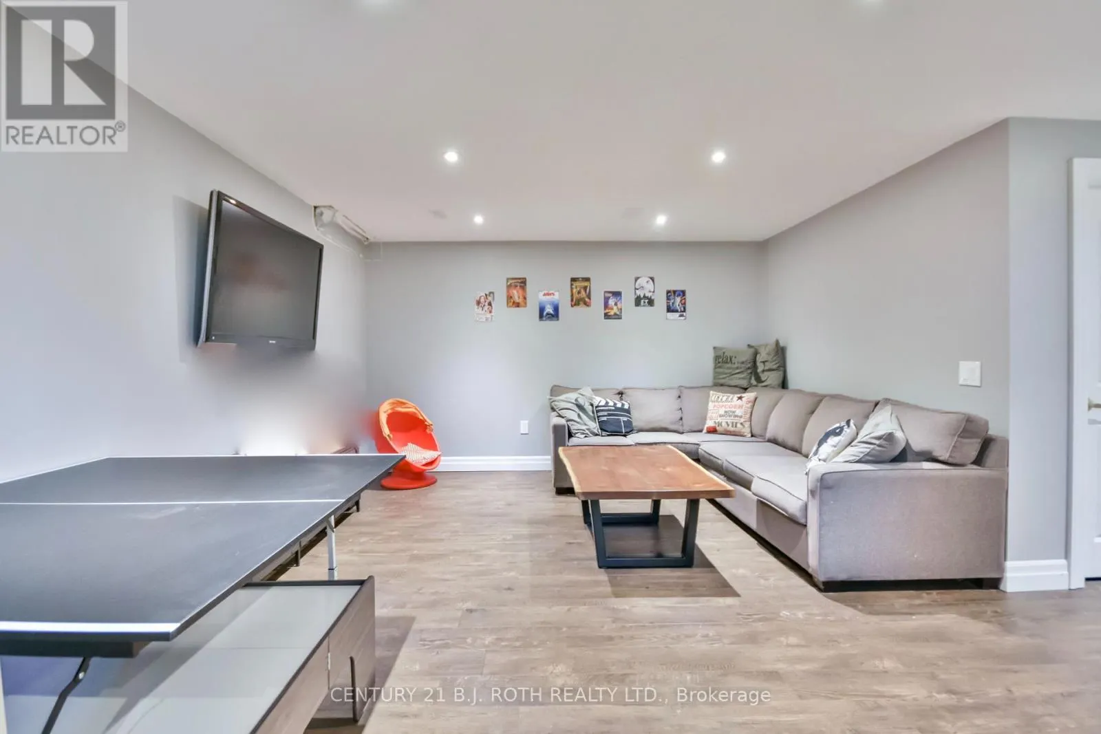 212 MAPLEWOOD DRIVE