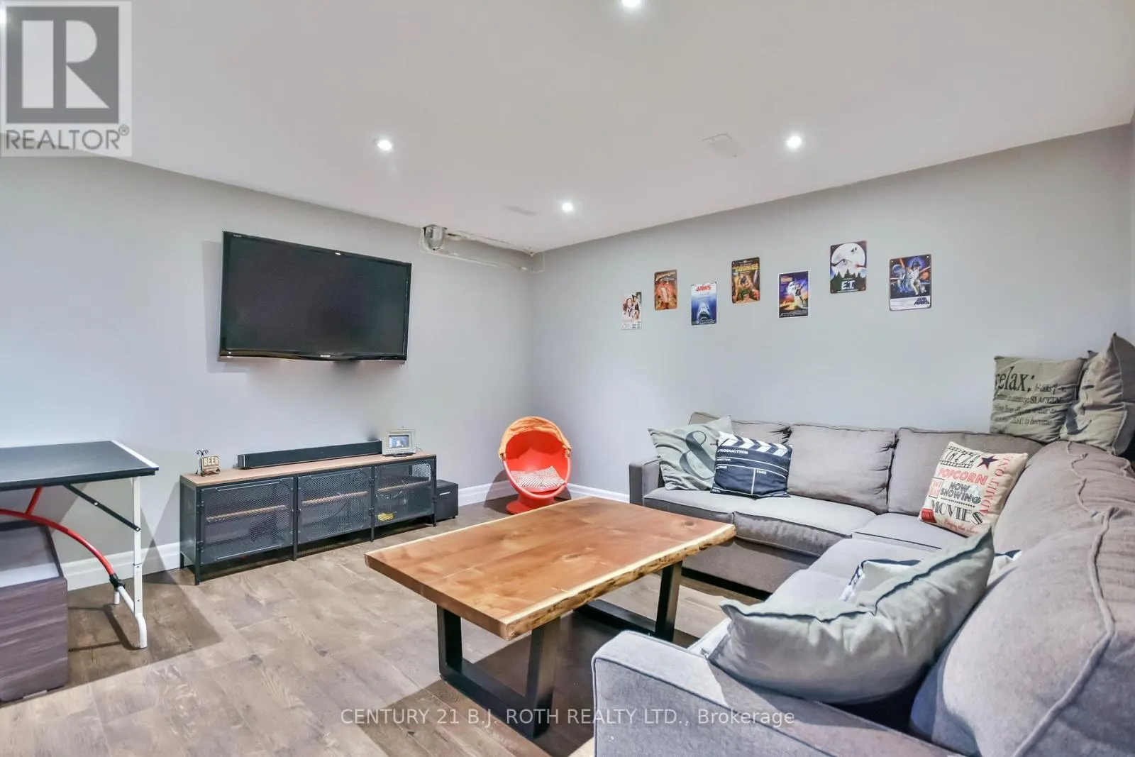 212 MAPLEWOOD DRIVE