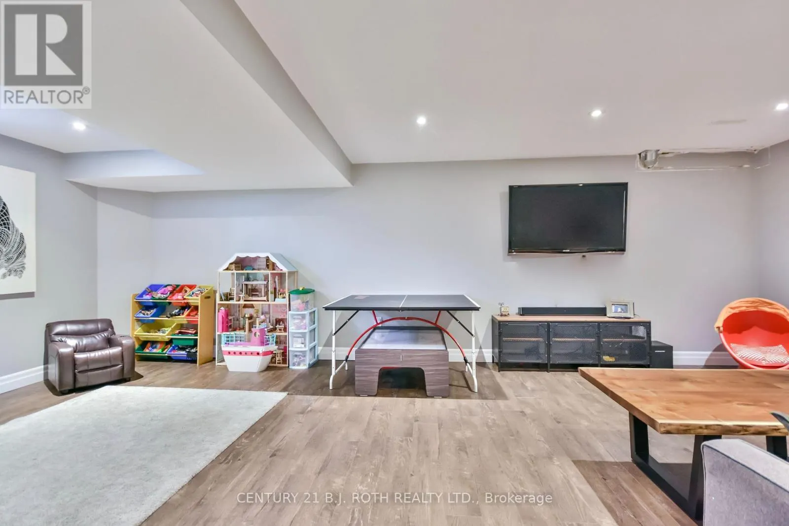 212 MAPLEWOOD DRIVE
