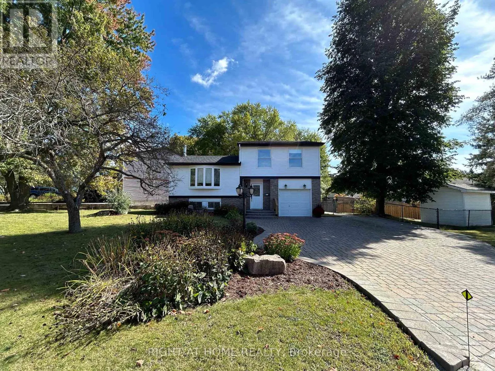 832 BORONIA CRESCENT