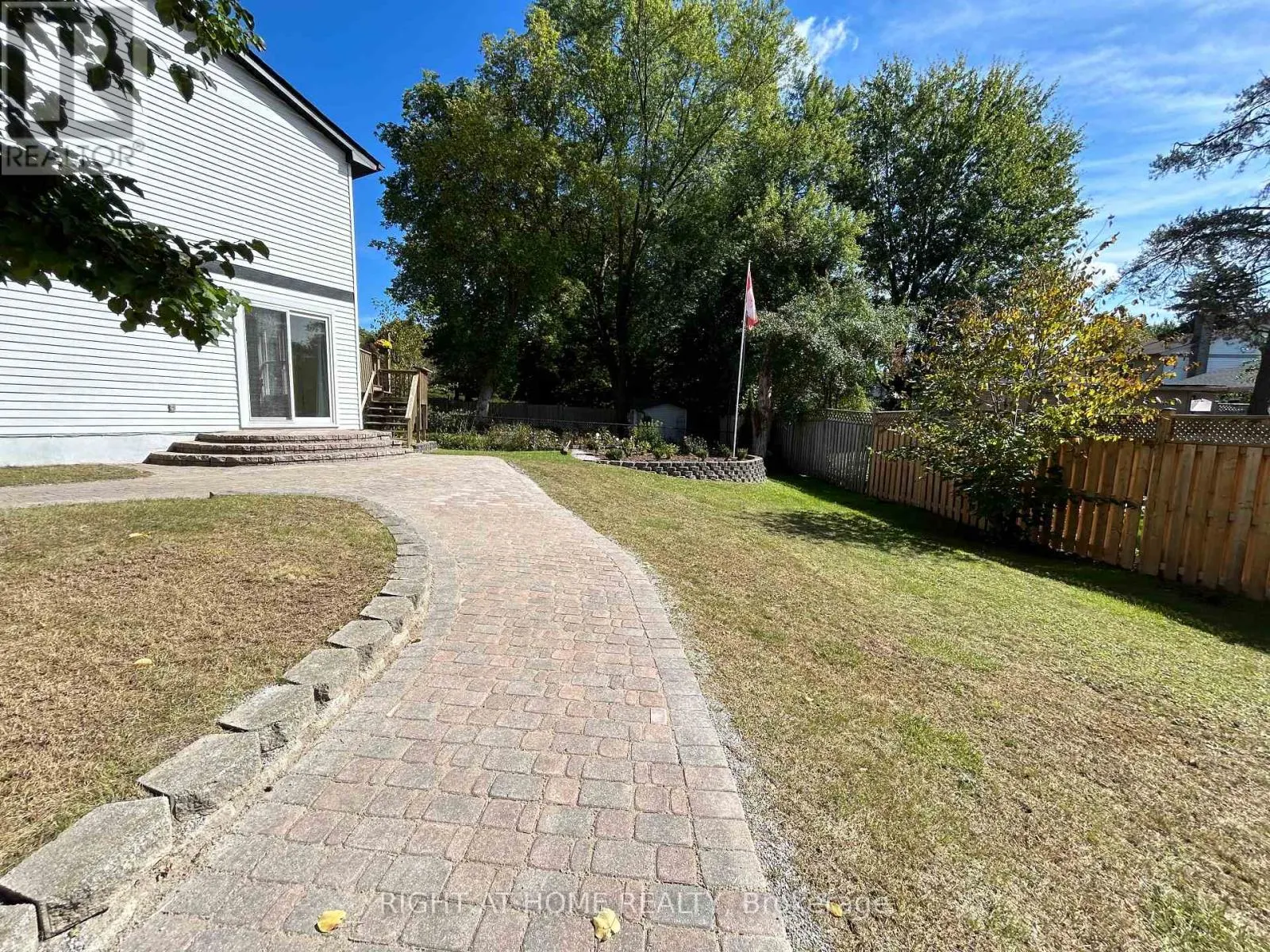 832 BORONIA CRESCENT