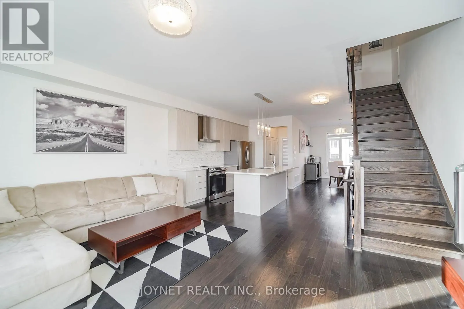 7 GLENNGARRY CRESCENT