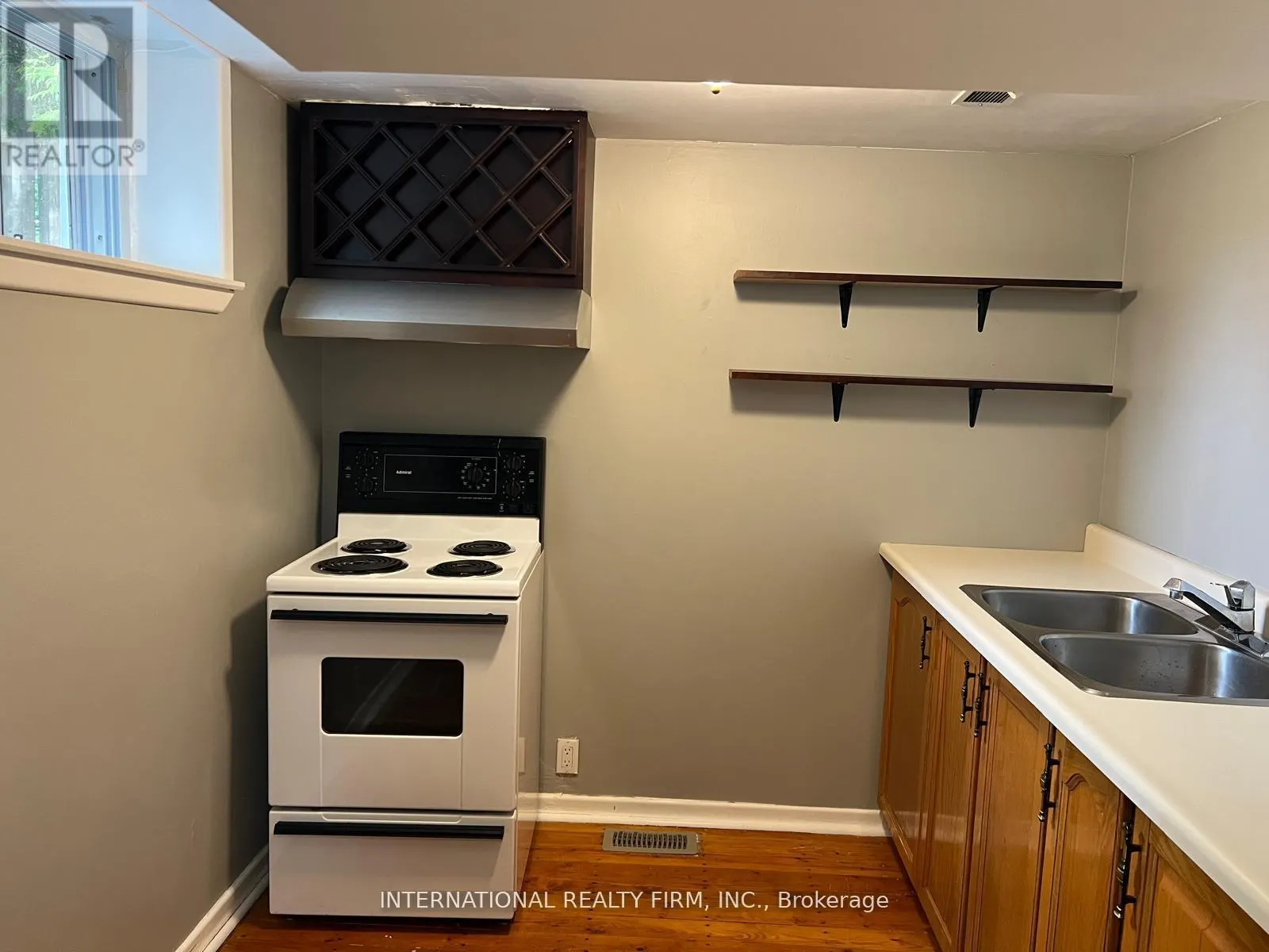 BASEMENT UNIT - 37 FOREHT CRESCENT