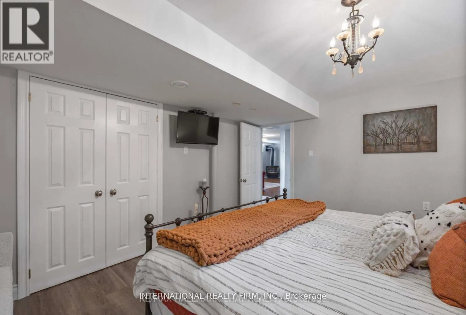 BASEMENT UNIT - 37 FOREHT CRESCENT