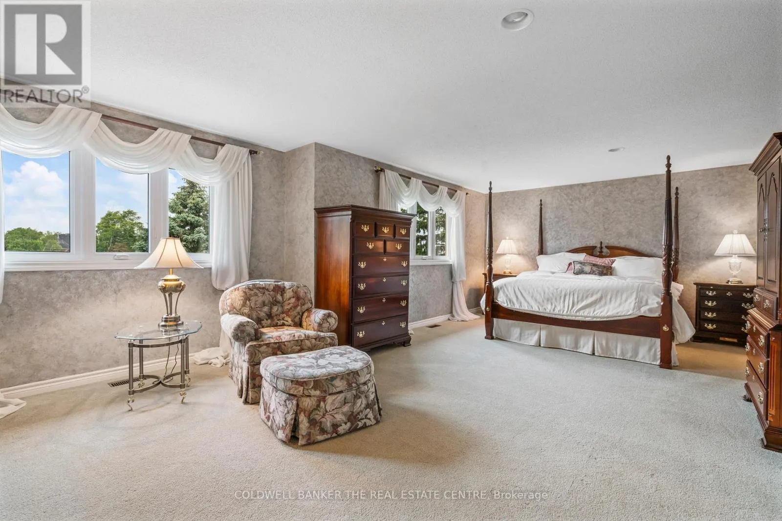 384 AMBERLEE COURT