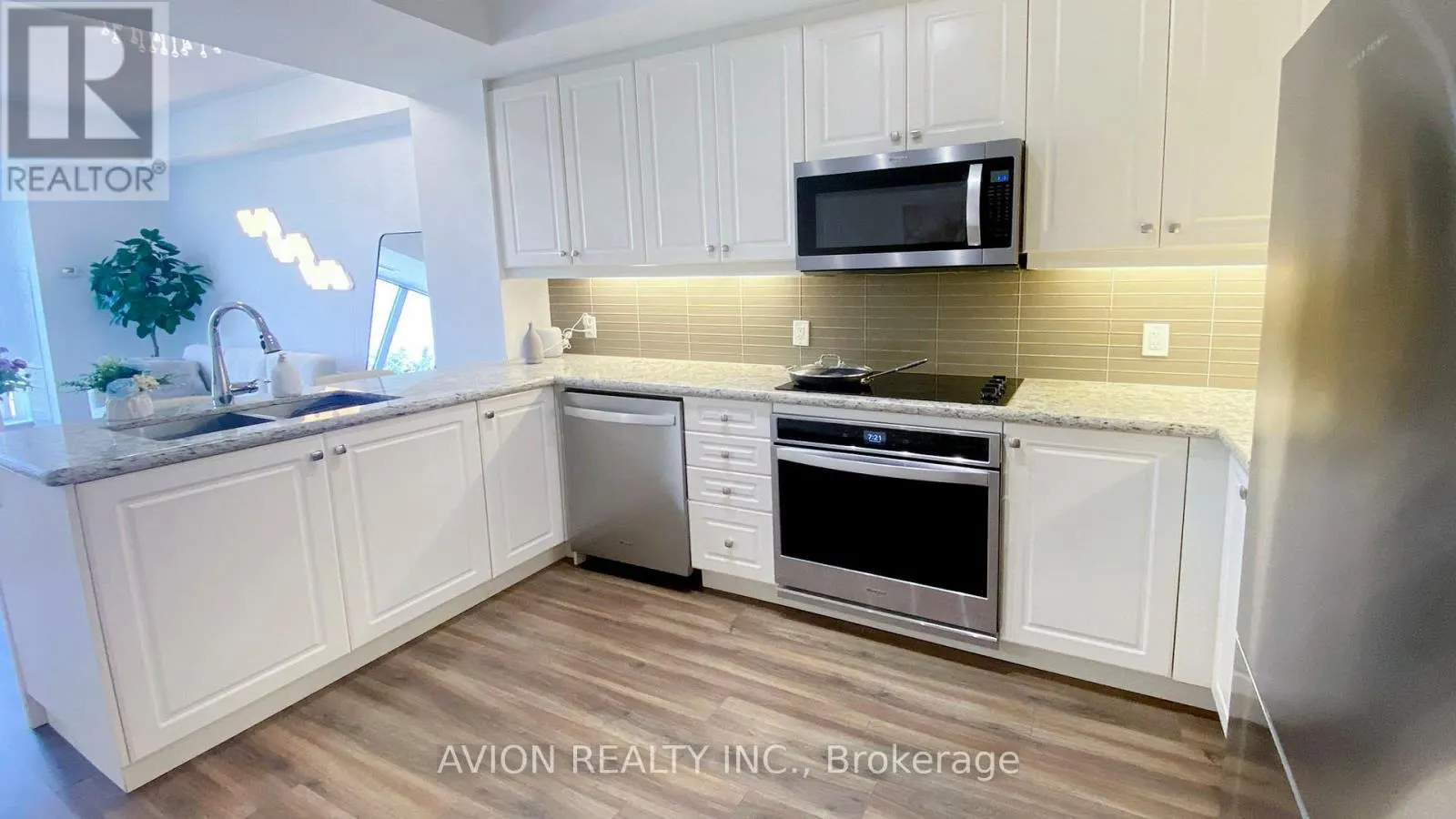 315 - 9618 YONGE STREET