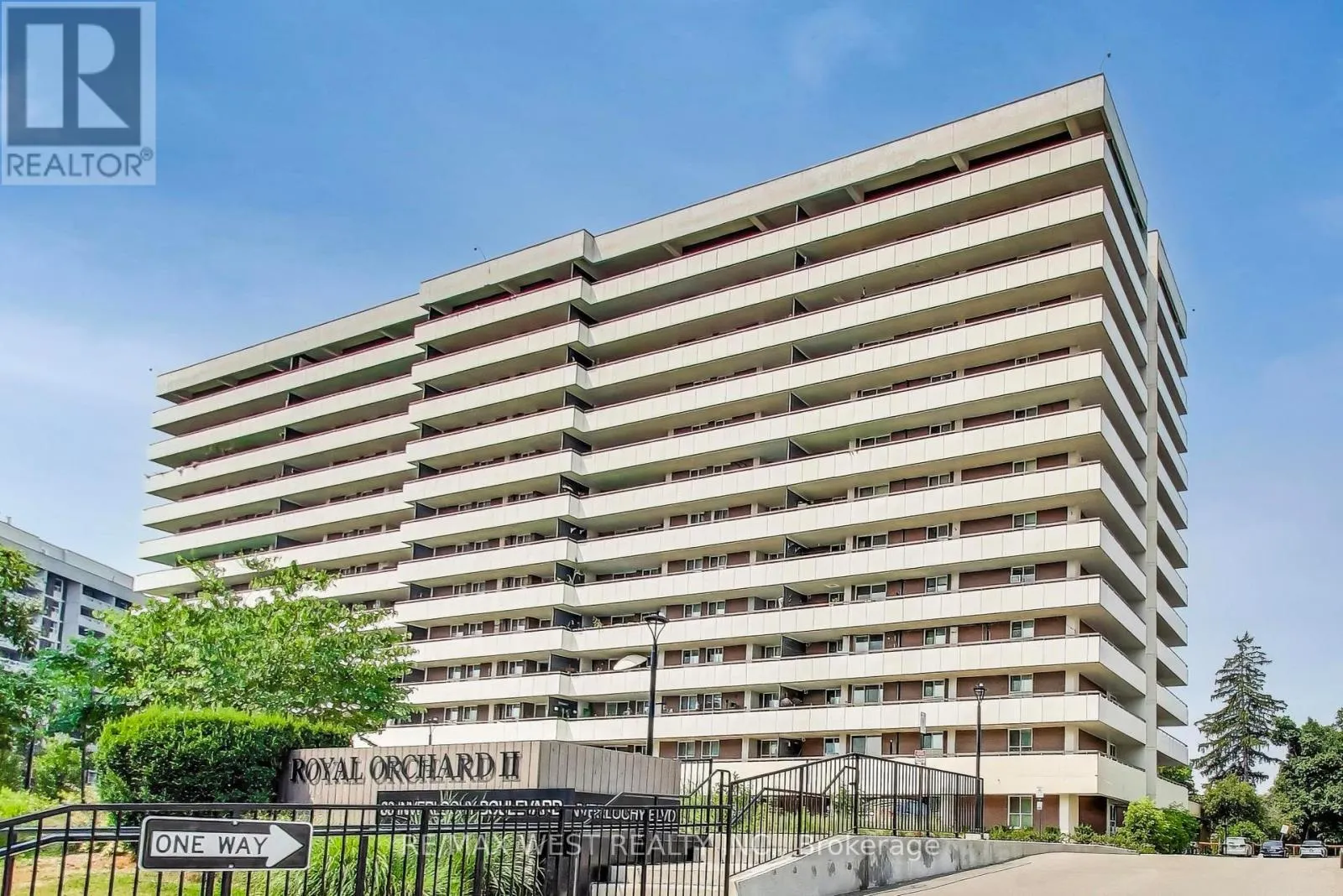 410 - 80 INVERLOCHY BOULEVARD
