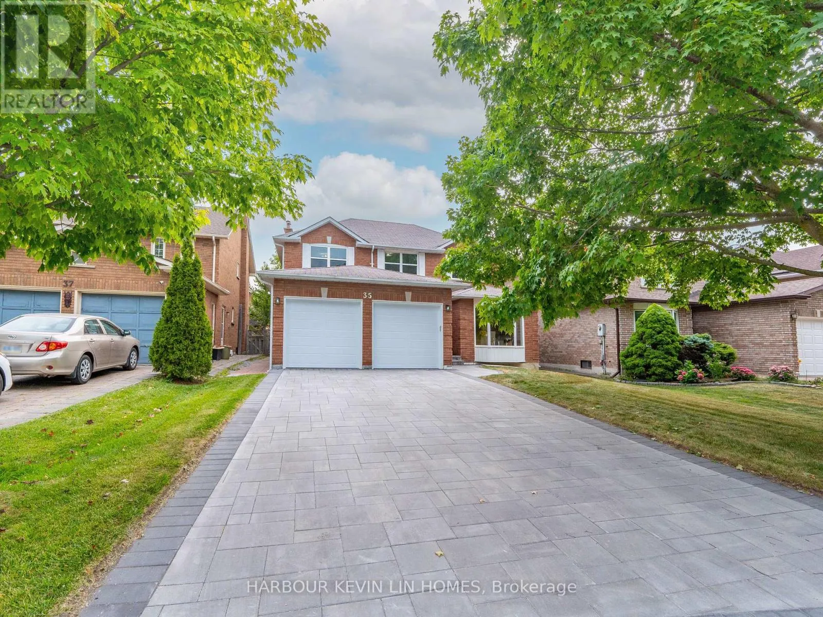 35 LYNNGROVE CRESCENT