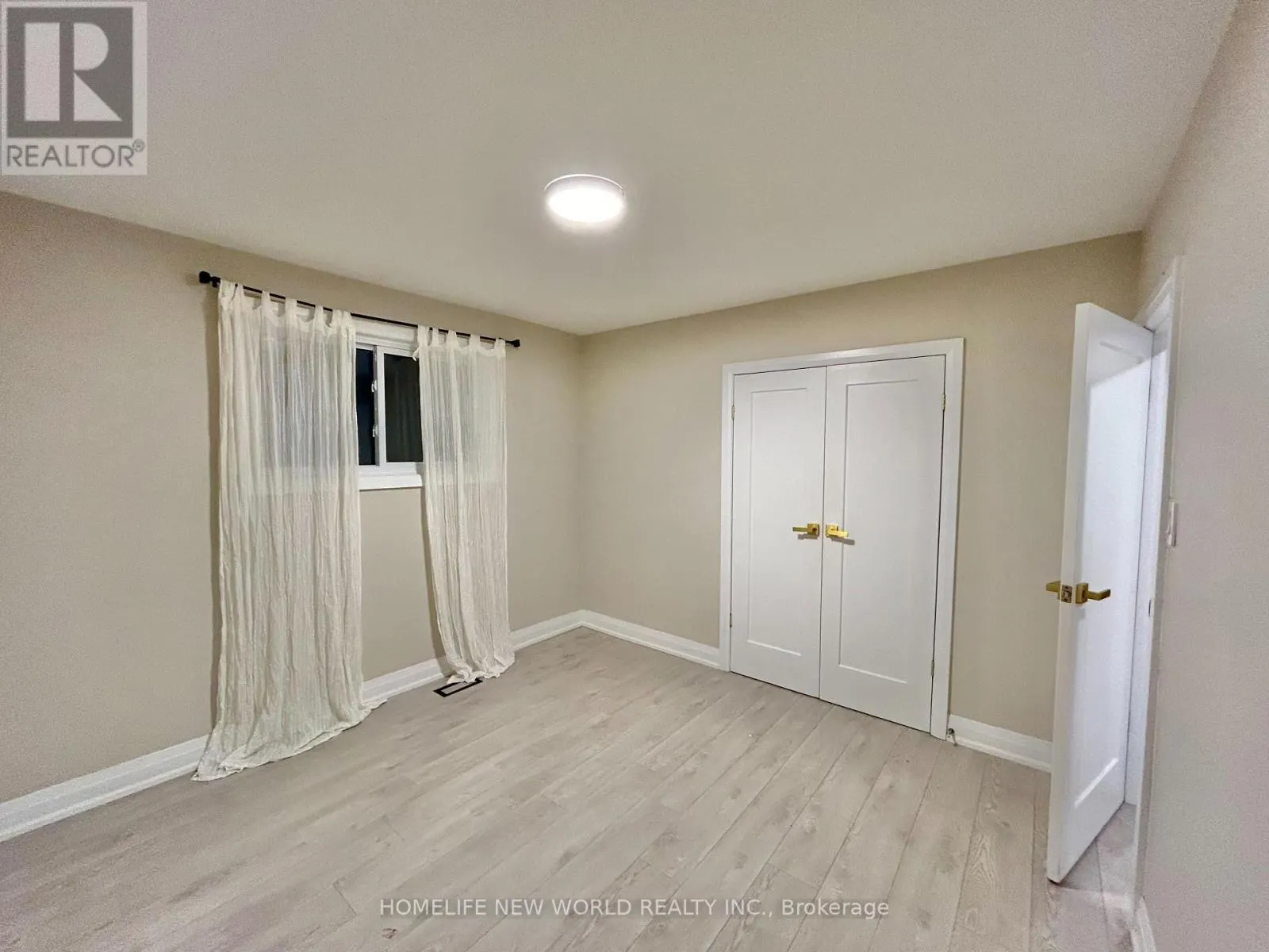 261 SILVERBIRCH DRIVE