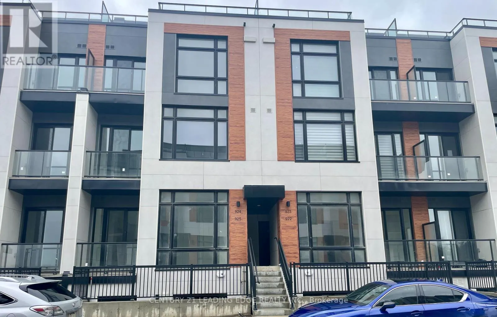 924 - 2 STECKLEY HOUSE LANE
