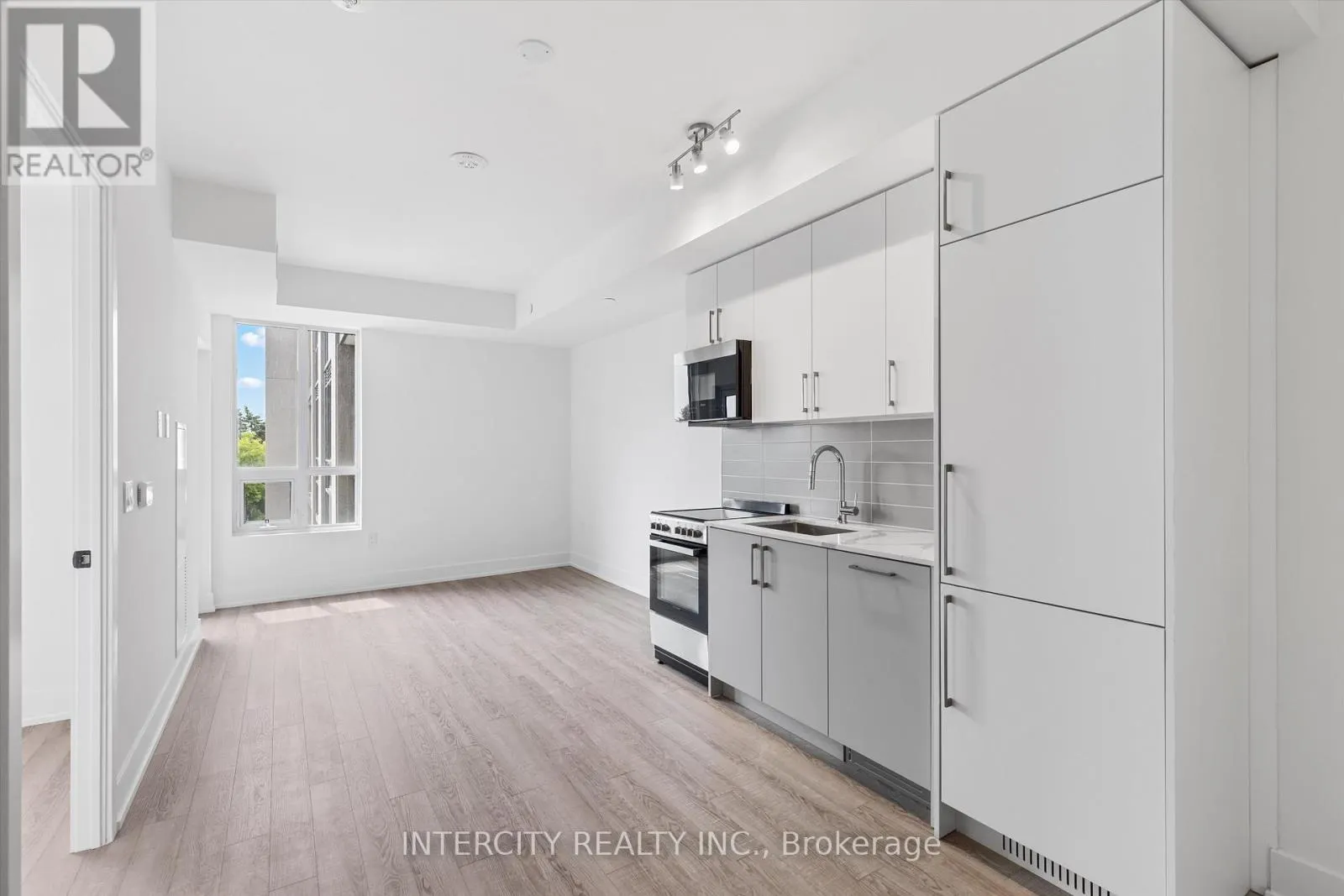 411 - 2075 KING ROAD