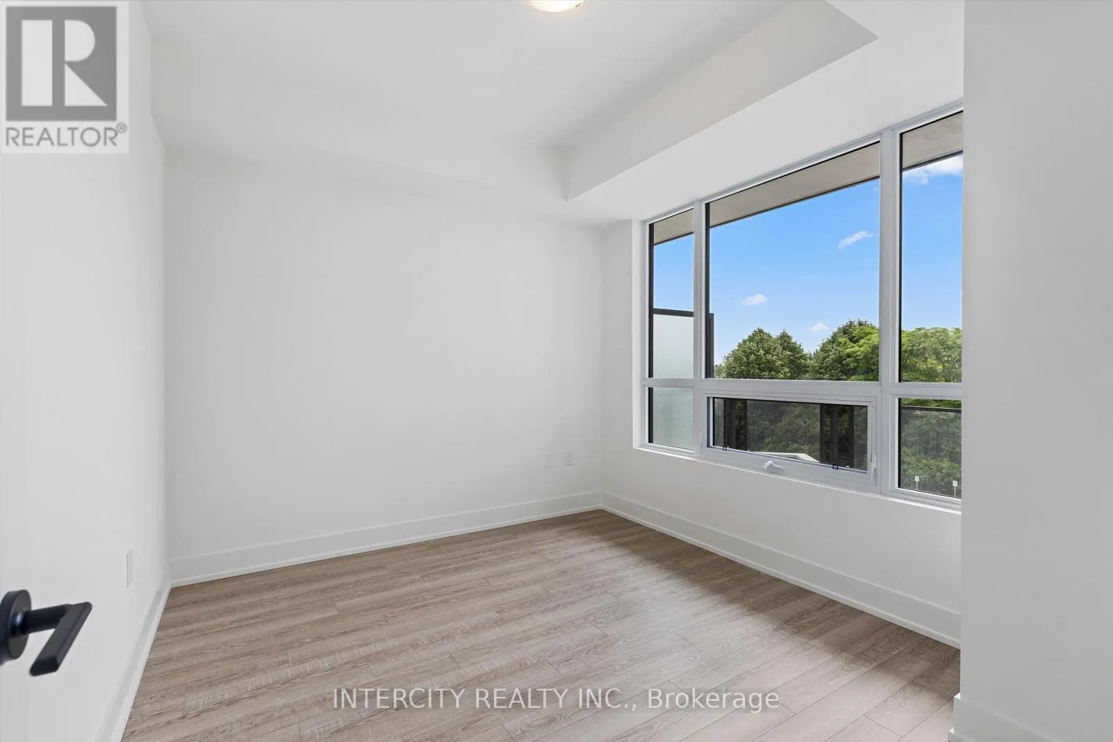 411 - 2075 KING ROAD