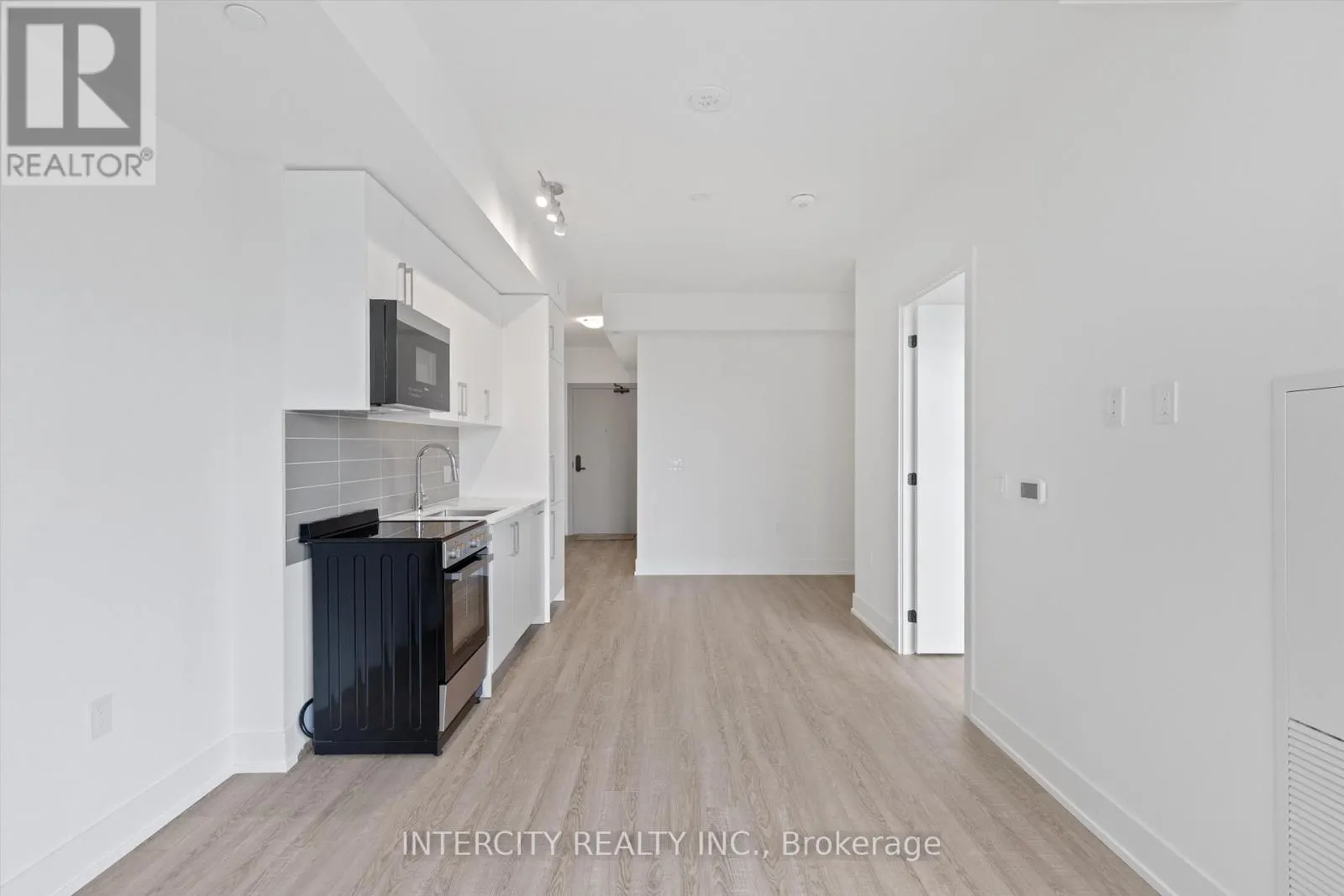 411 - 2075 KING ROAD