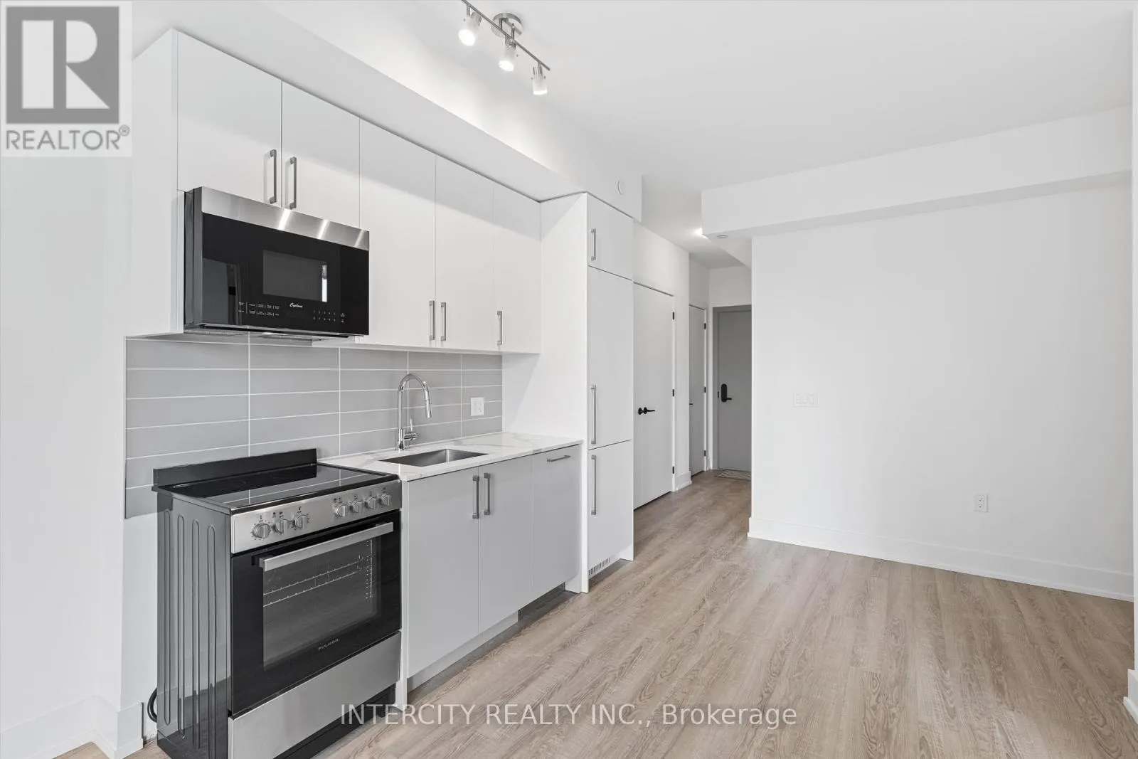 411 - 2075 KING ROAD