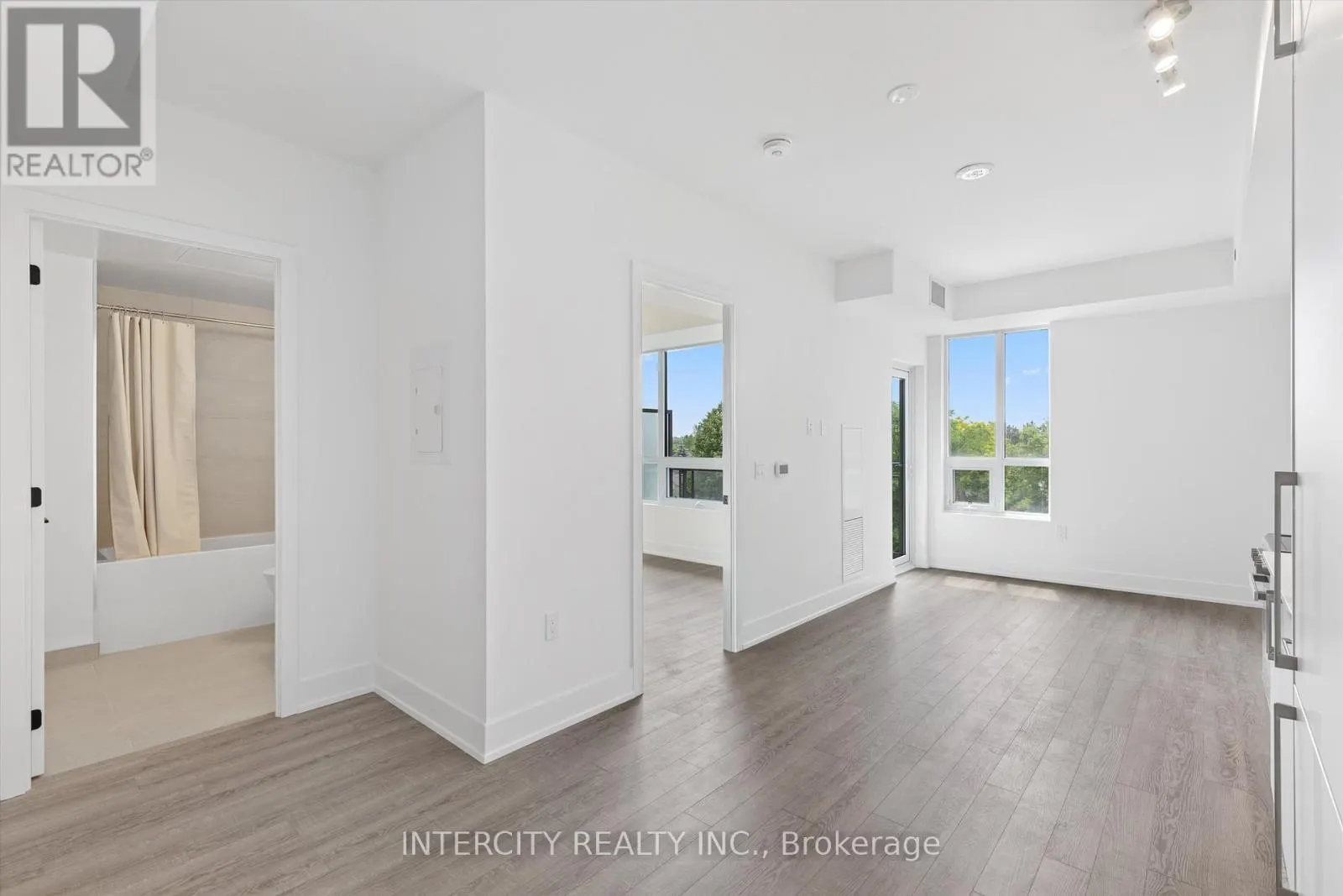 411 - 2075 KING ROAD