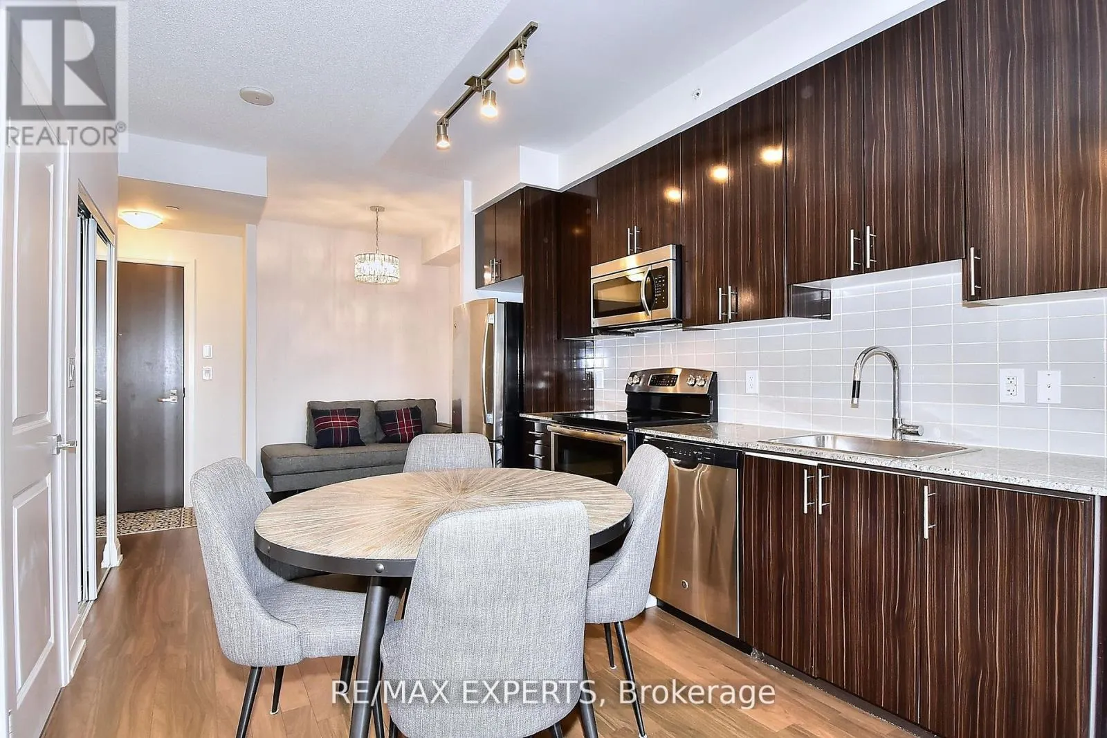 2433 - 7161 YONGE STREET