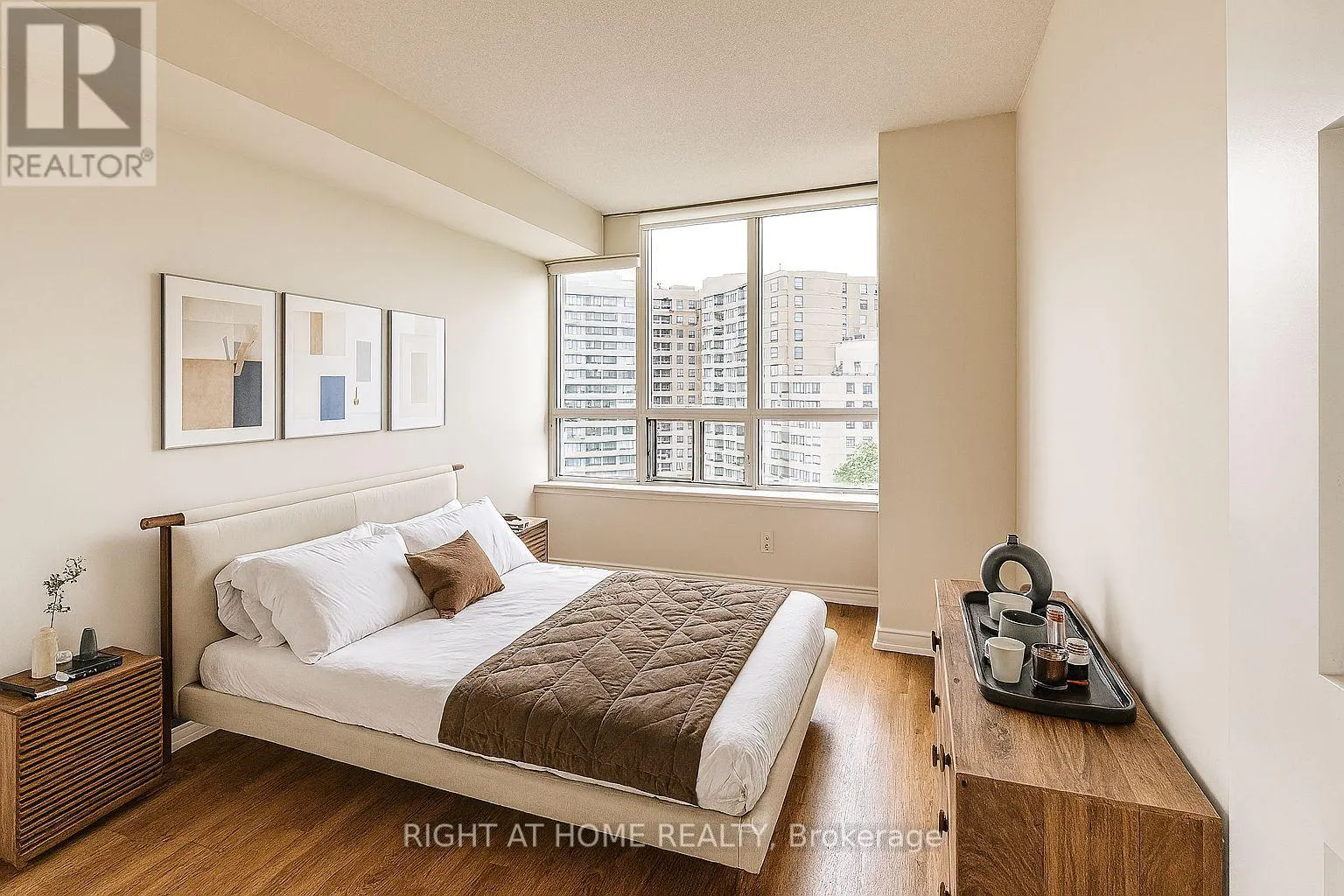 902 - 81 TOWNSGATE DRIVE