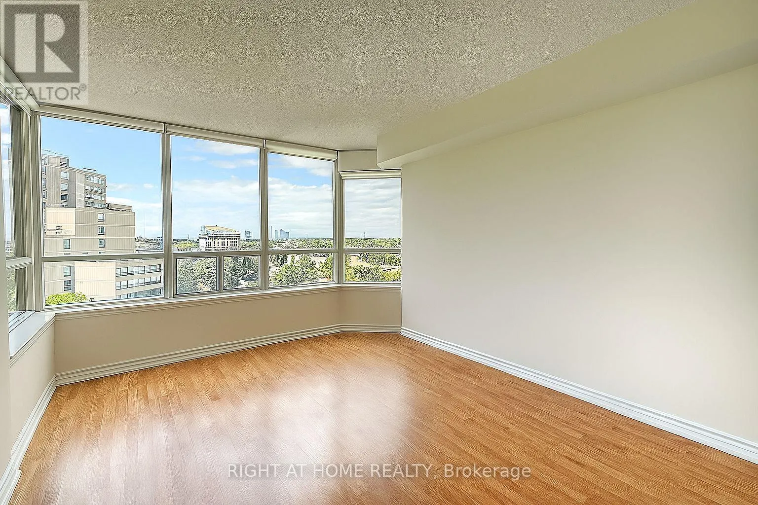 902 - 81 TOWNSGATE DRIVE