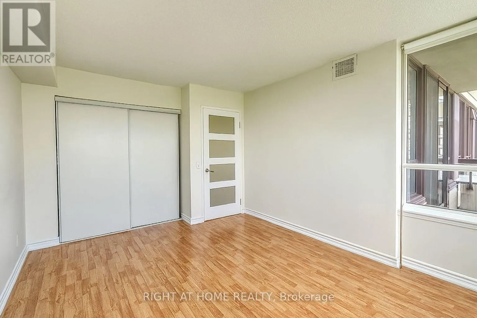 902 - 81 TOWNSGATE DRIVE