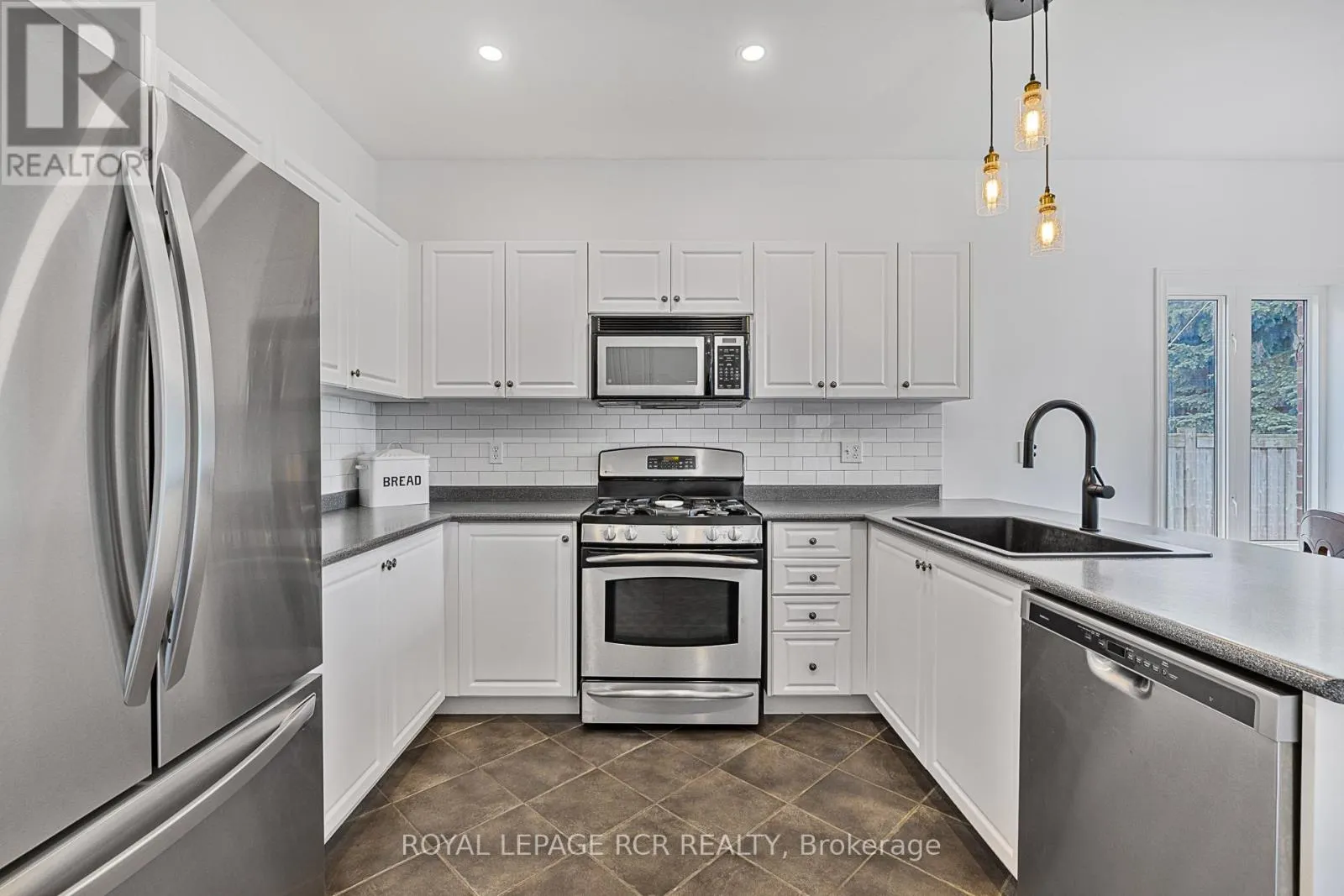 4 CASETON CRESCENT