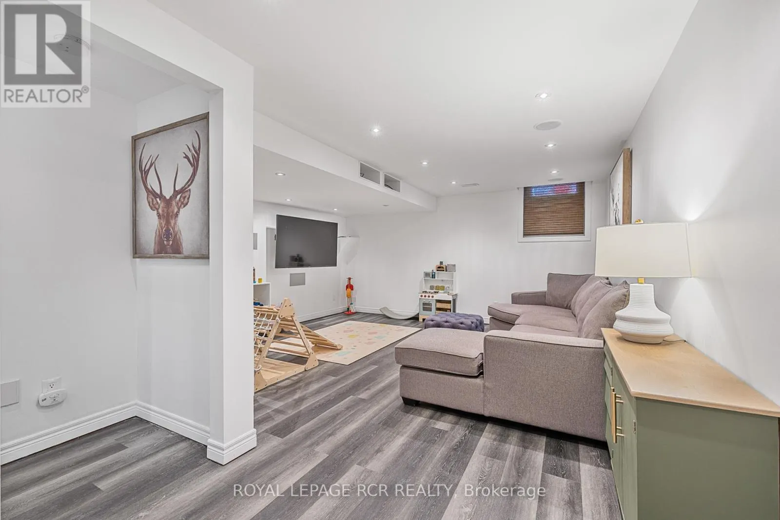 4 CASETON CRESCENT