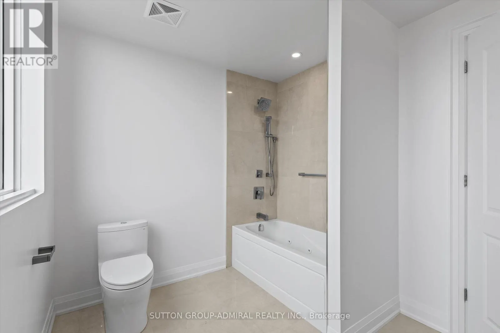 305 - 10 GATINEAU DRIVE