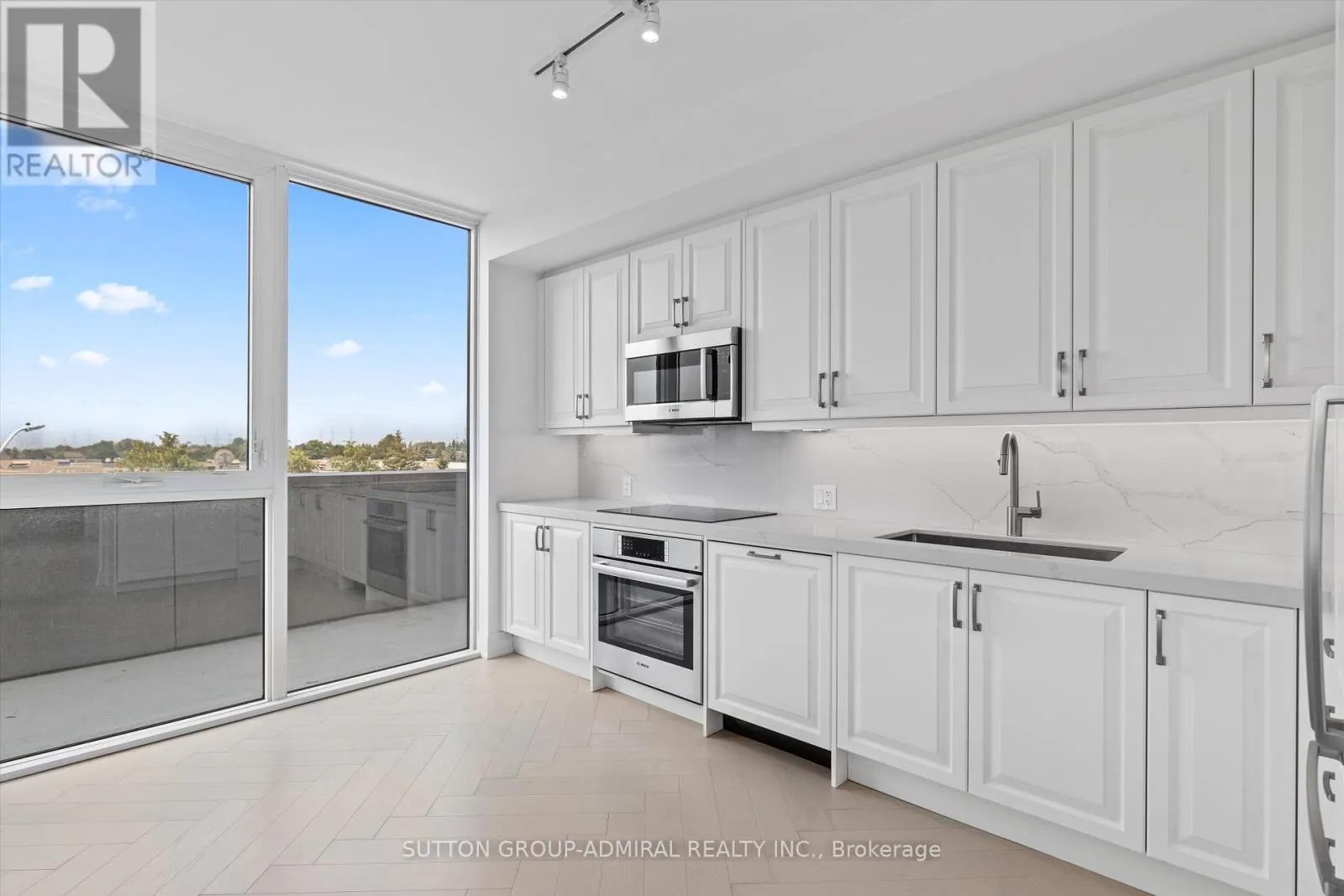 305 - 10 GATINEAU DRIVE