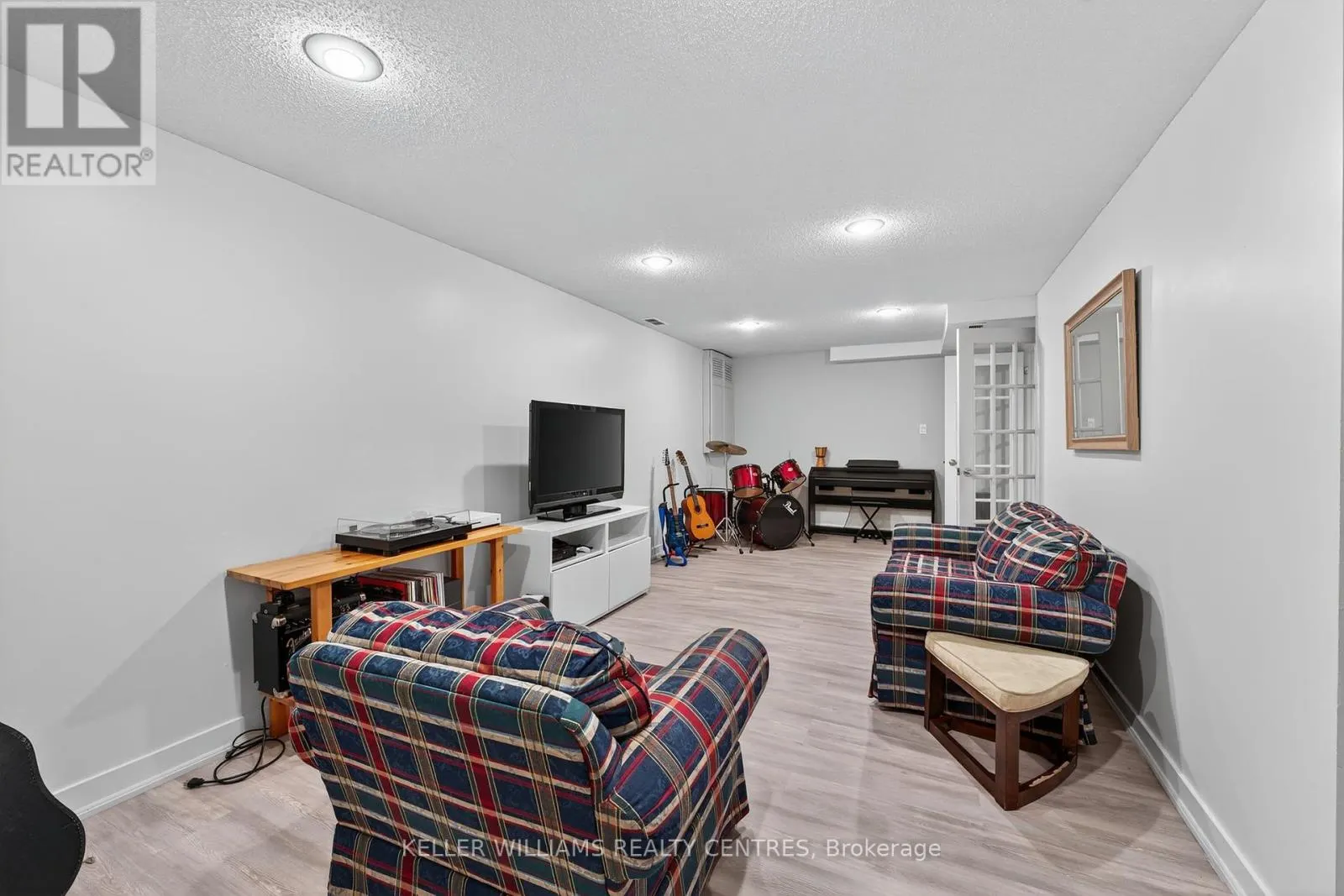 42 BUCHANAN CRESCENT