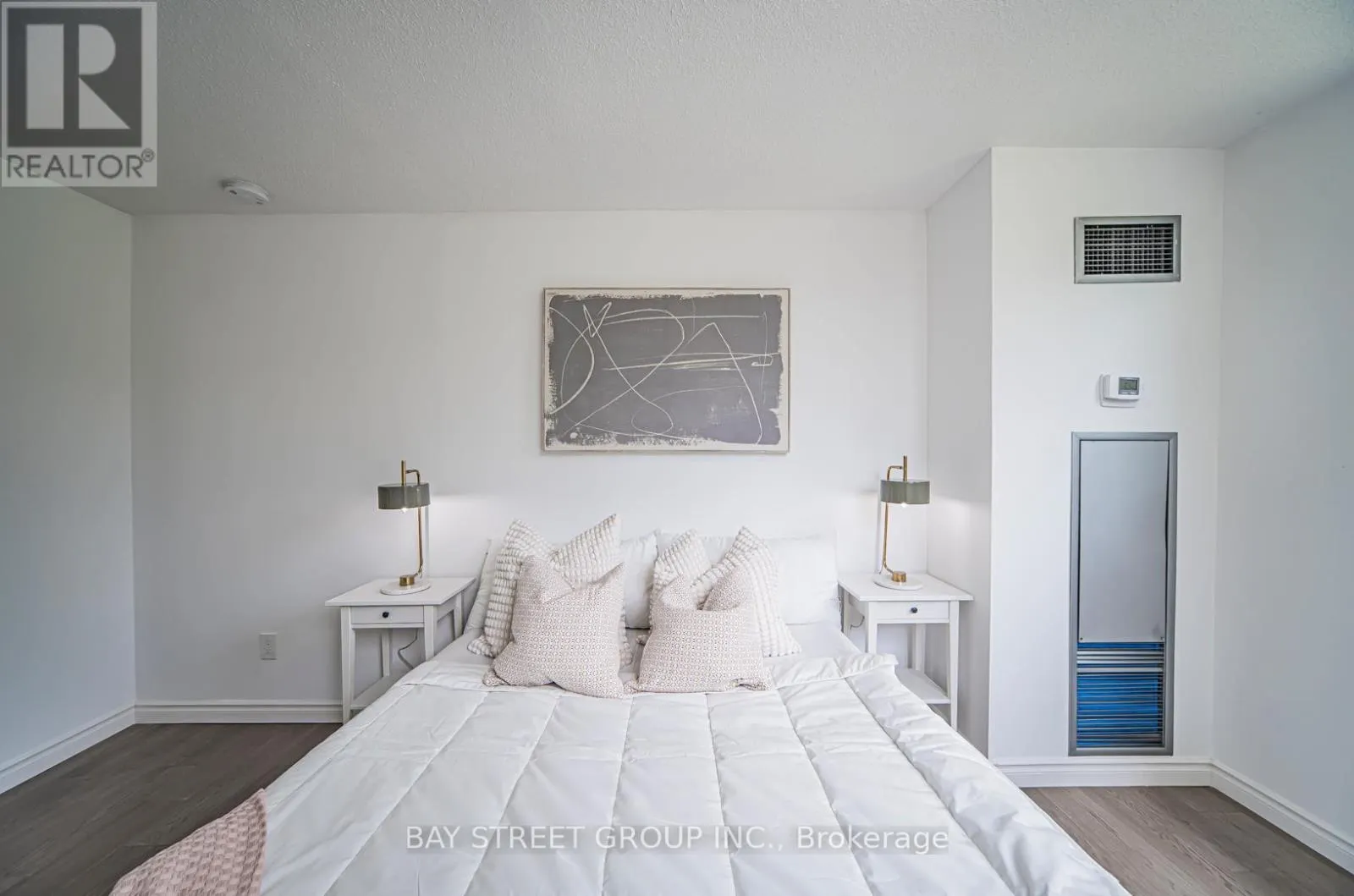 102 - 326 MAJOR MACKENZIE DRIVE E