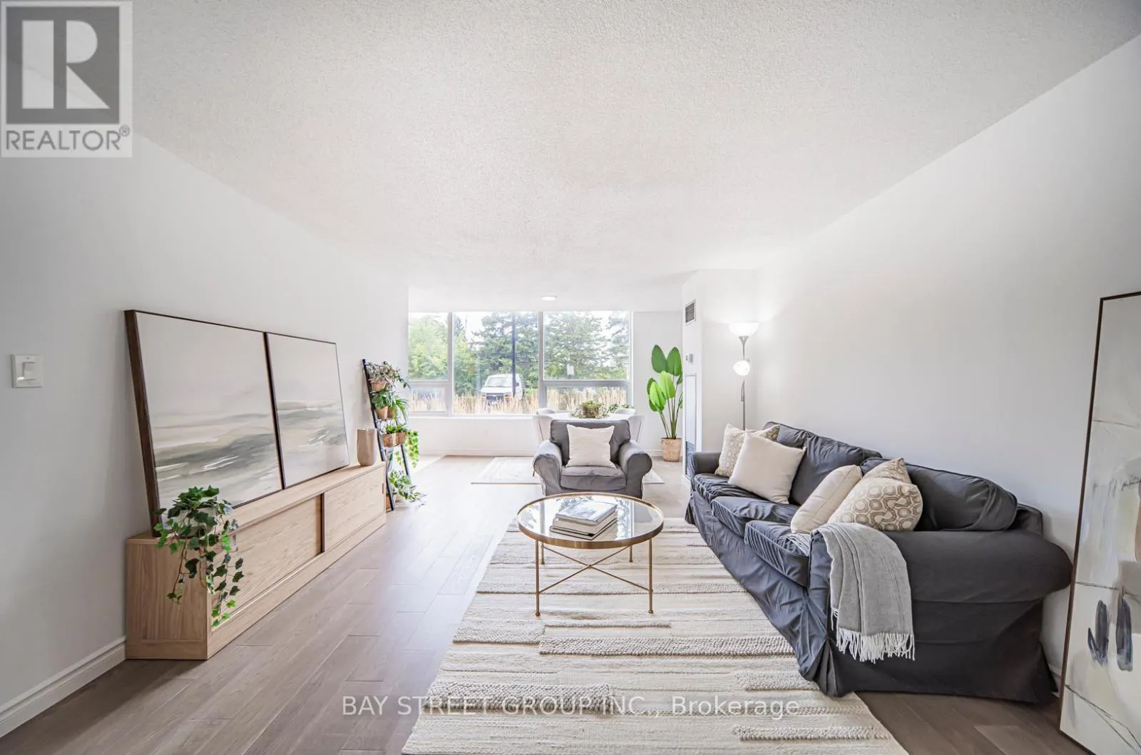 102 - 326 MAJOR MACKENZIE DRIVE E