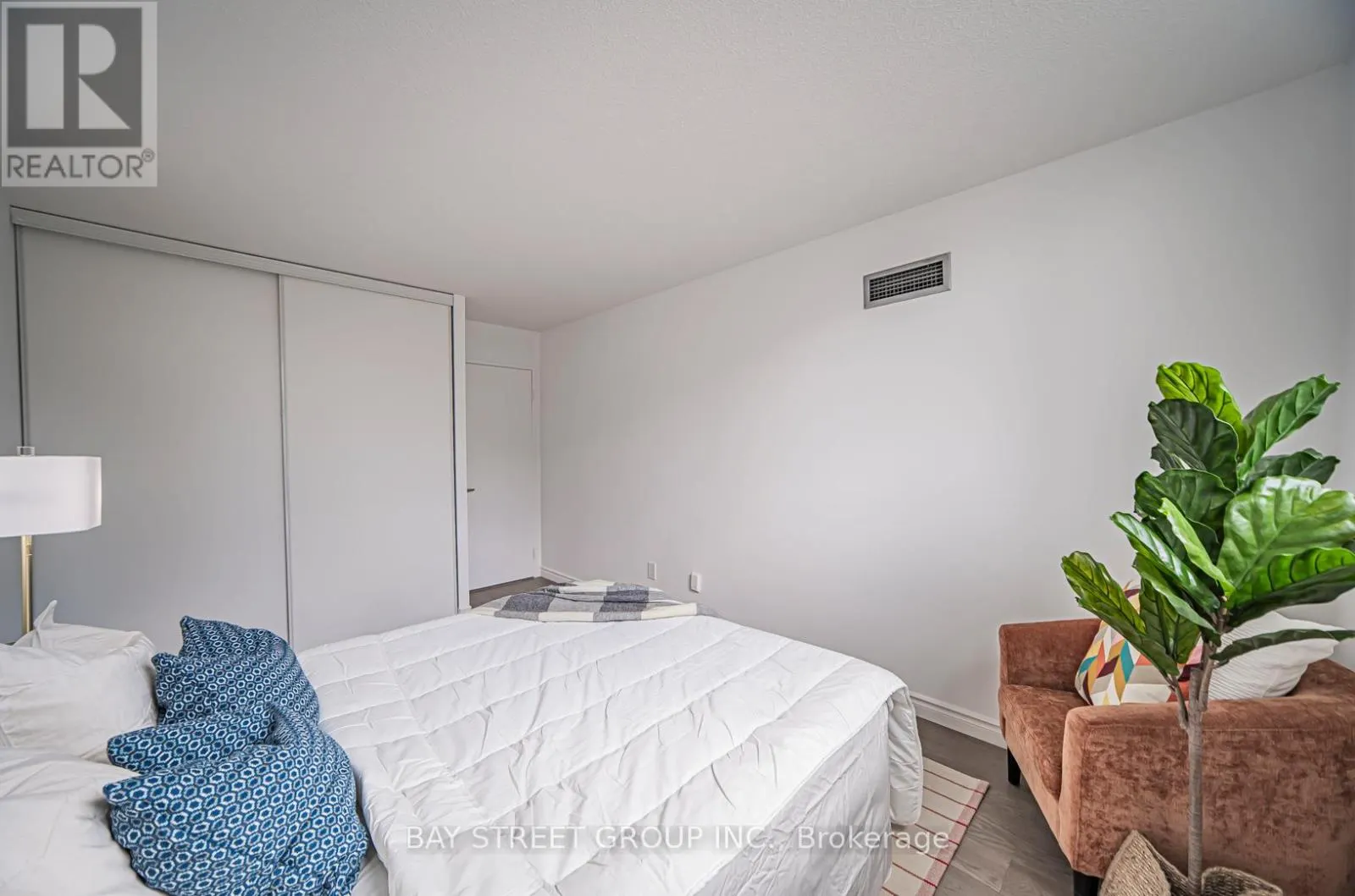 102 - 326 MAJOR MACKENZIE DRIVE E
