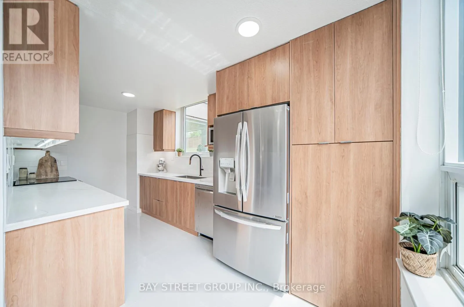 102 - 326 MAJOR MACKENZIE DRIVE E
