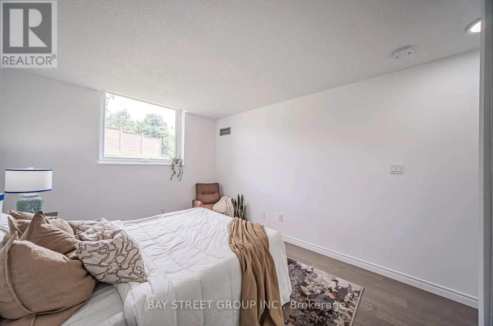 102 - 326 MAJOR MACKENZIE DRIVE E