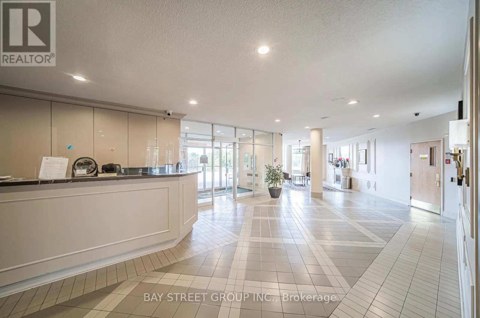 102 - 326 MAJOR MACKENZIE DRIVE E