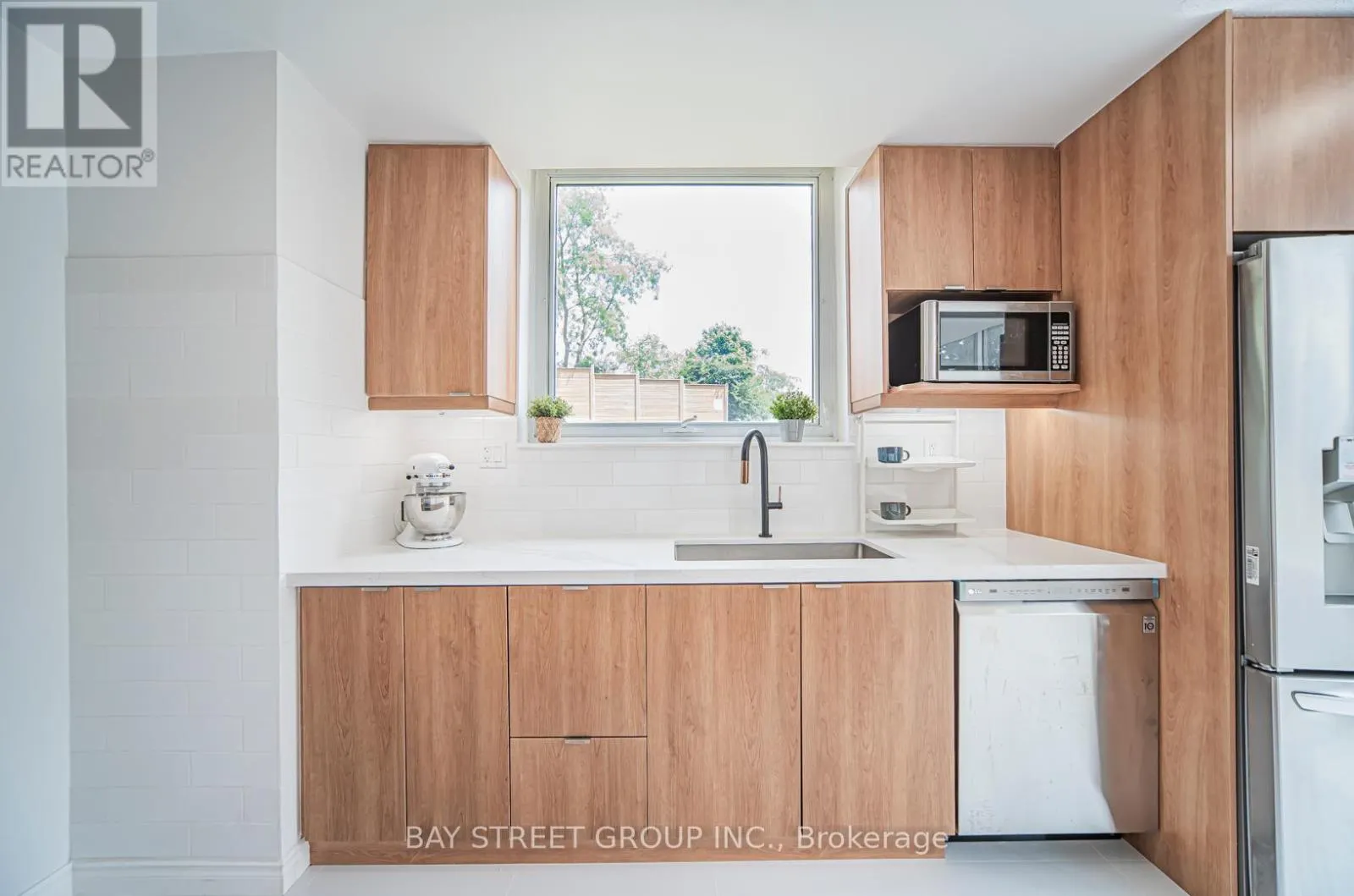 102 - 326 MAJOR MACKENZIE DRIVE E