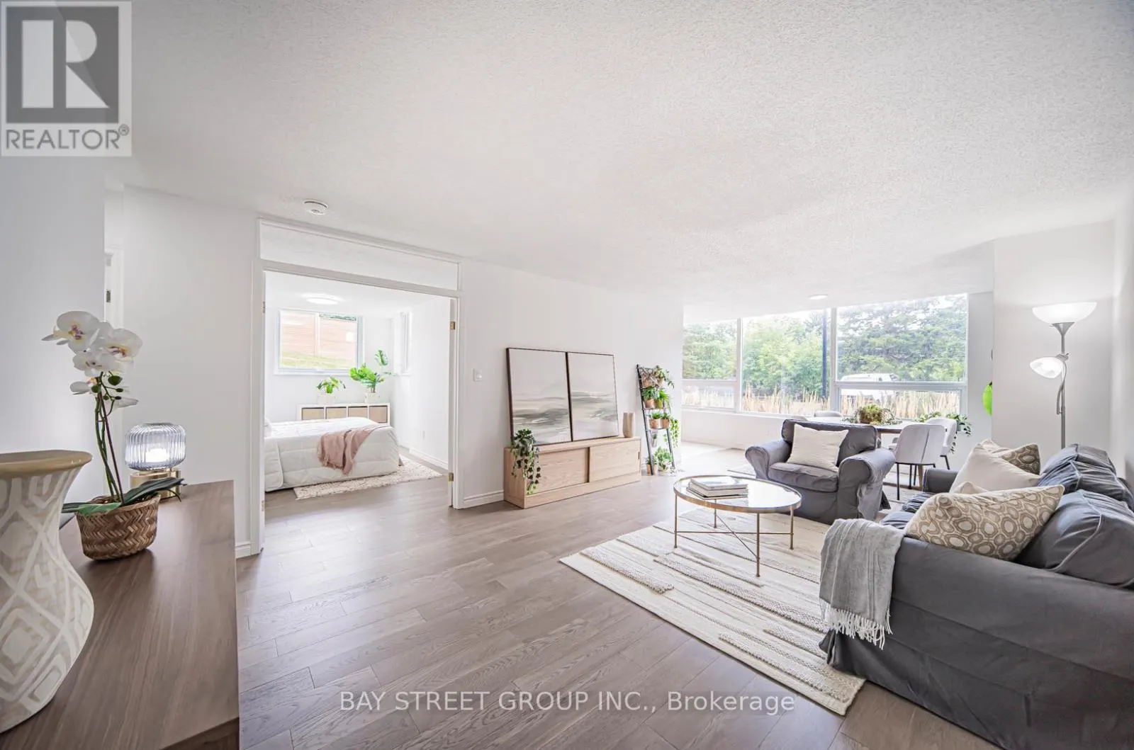 102 - 326 MAJOR MACKENZIE DRIVE E